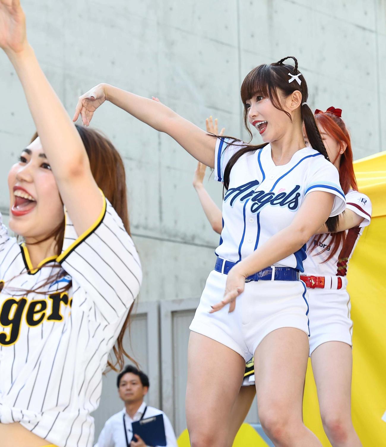 阪神対西武　タイガースガールズとコラボダンスをする富邦ガーディアンズの丹丹(ダンダン)（撮影・上田博志）