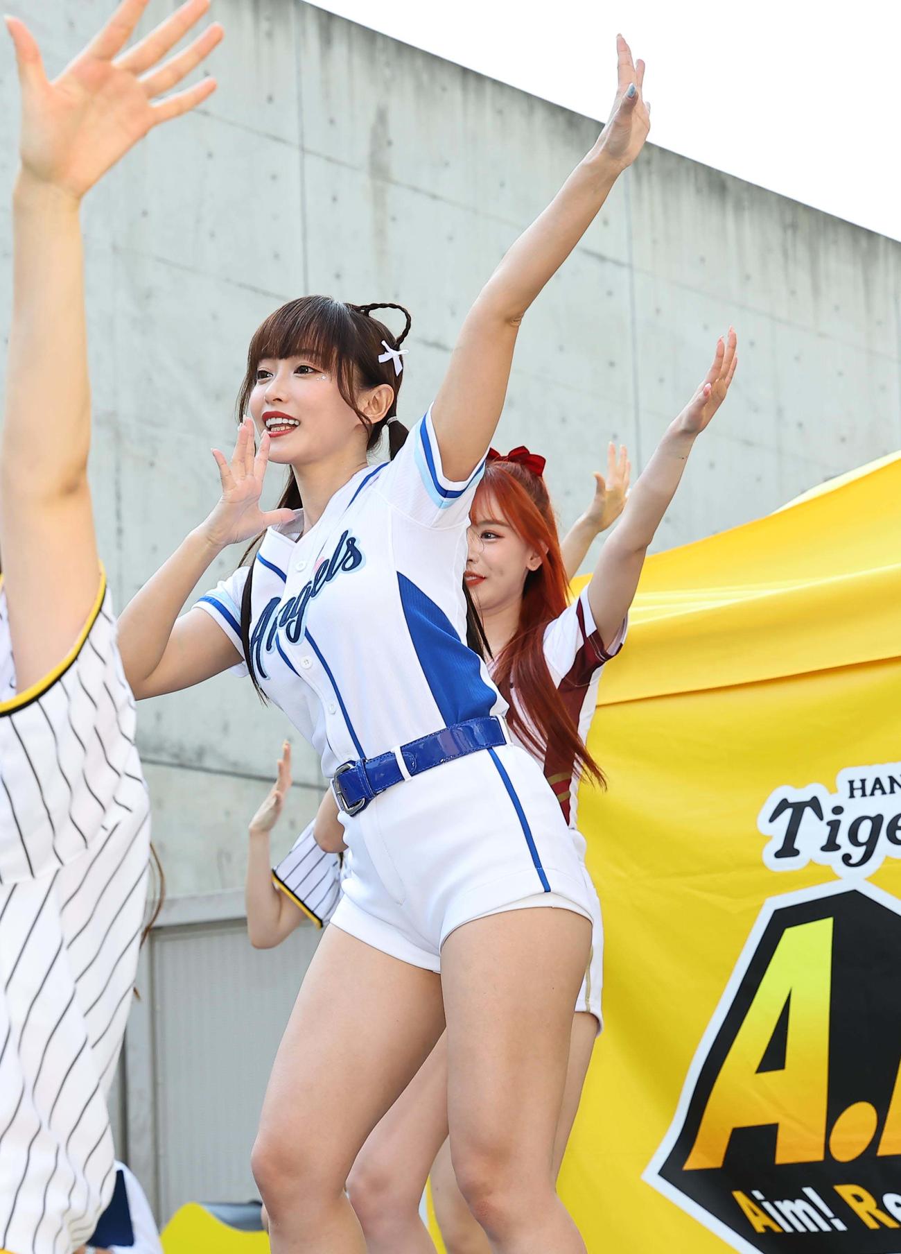 阪神対西武　タイガースガールズとコラボダンスをする富邦ガーディアンズの丹丹(ダンダン)（撮影・上田博志）
