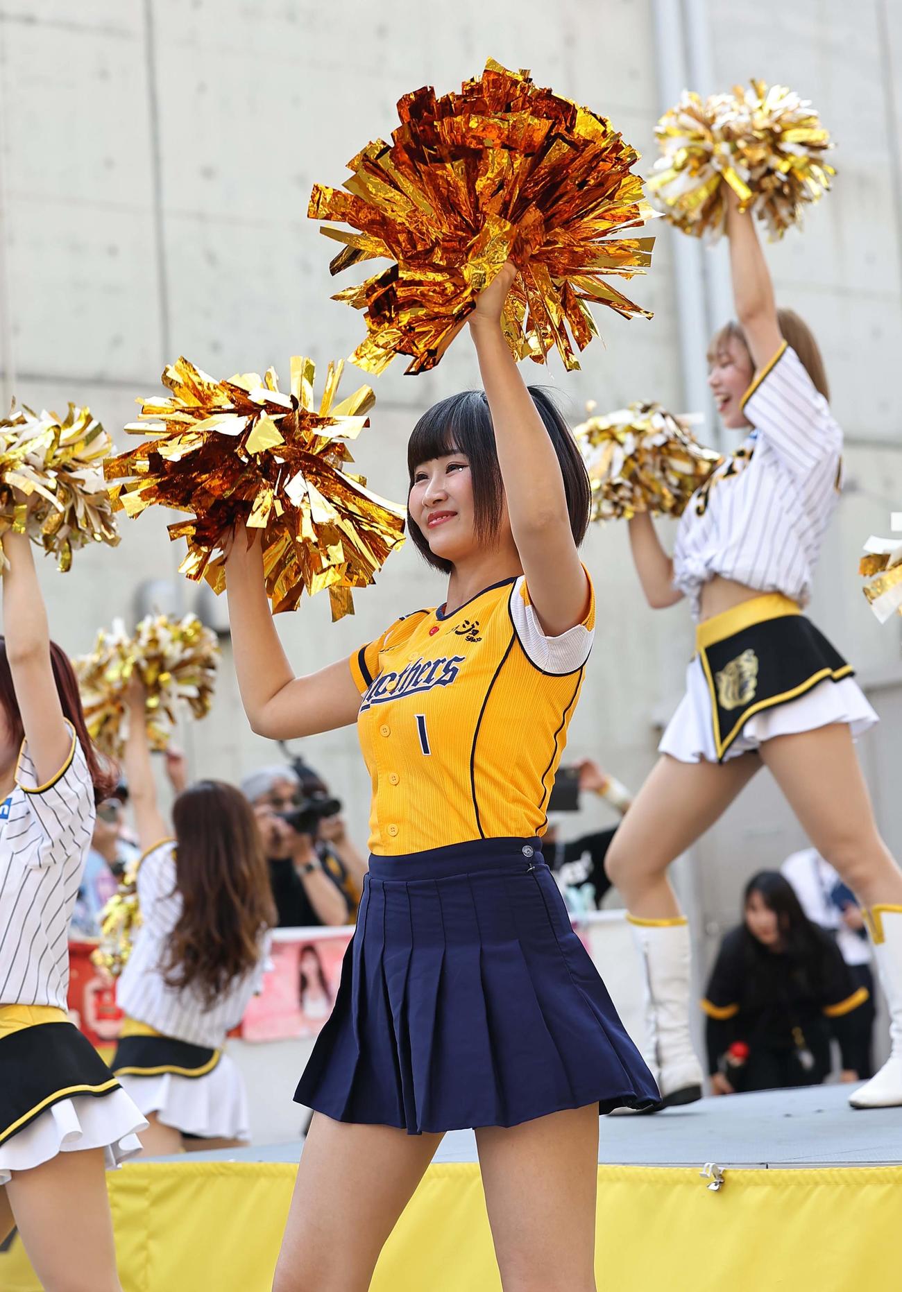 阪神対西武　タイガースガールズとコラボダンスをする中信兄弟の希希（シーシー）（撮影・上田博志）