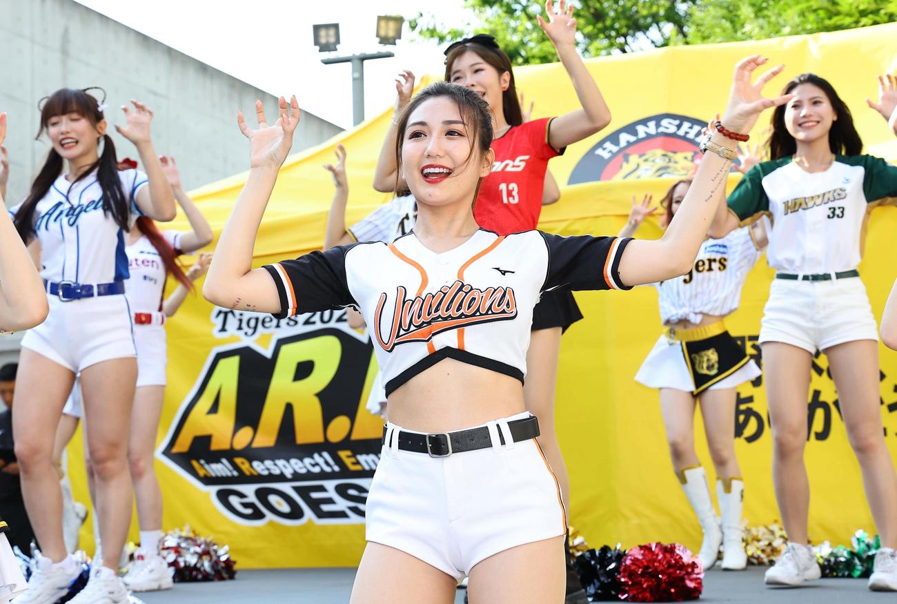 阪神対西武　タイガースガールズとコラボダンスをする統一ライオンズのMINA（撮影・上田博志）