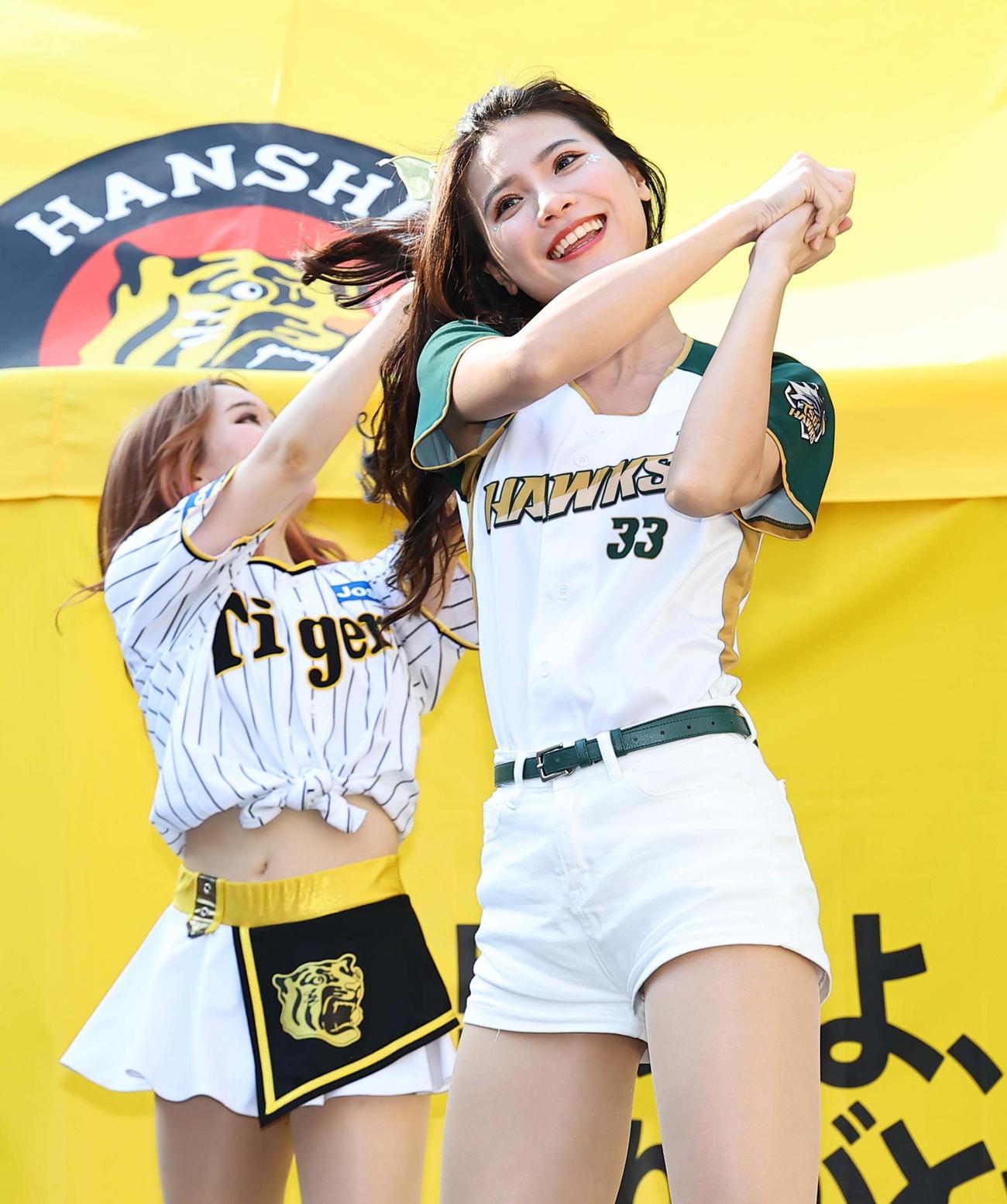 阪神対西武　タイガースガールズとコラボダンスをする台鋼ホークスの林〓（サンズイに希）(リンシー)（撮影・上田博志）