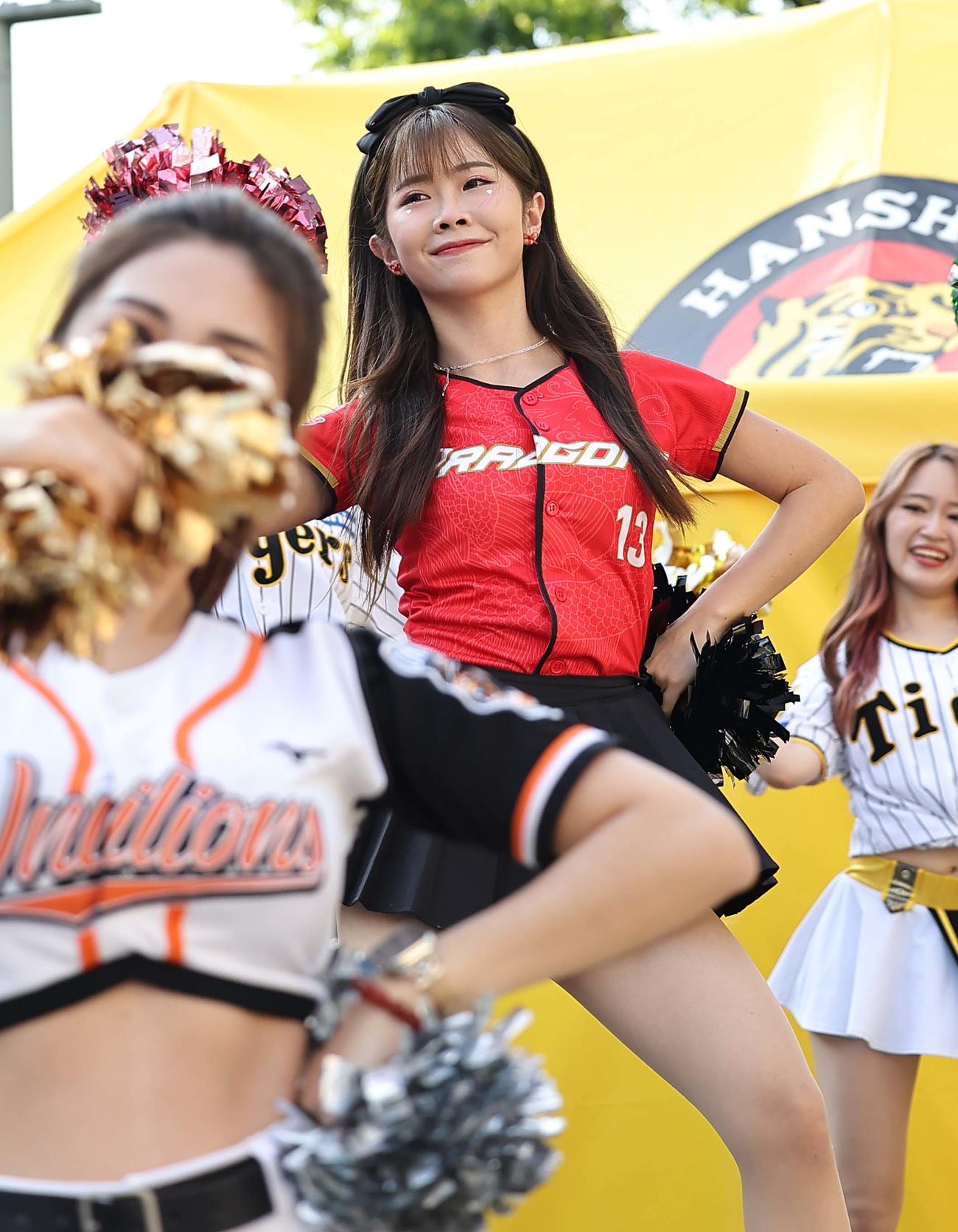 阪神対西武　タイガースガールズとコラボダンスをする味全ドラゴンズの■（■は頼のオオガイが刀の下に貝）可(ライク)（撮影・上田博志）
