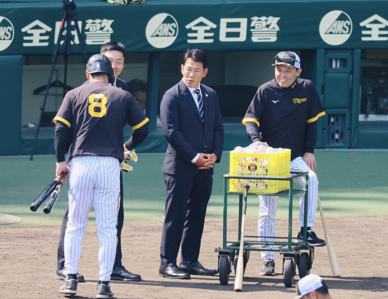 阪神対西武　打撃練習を終えた佐藤輝（左端）は左から侍ジャパンの吉見コーチ、井端監督、阪神岡田監督にあいさつする（撮影・加藤哉）