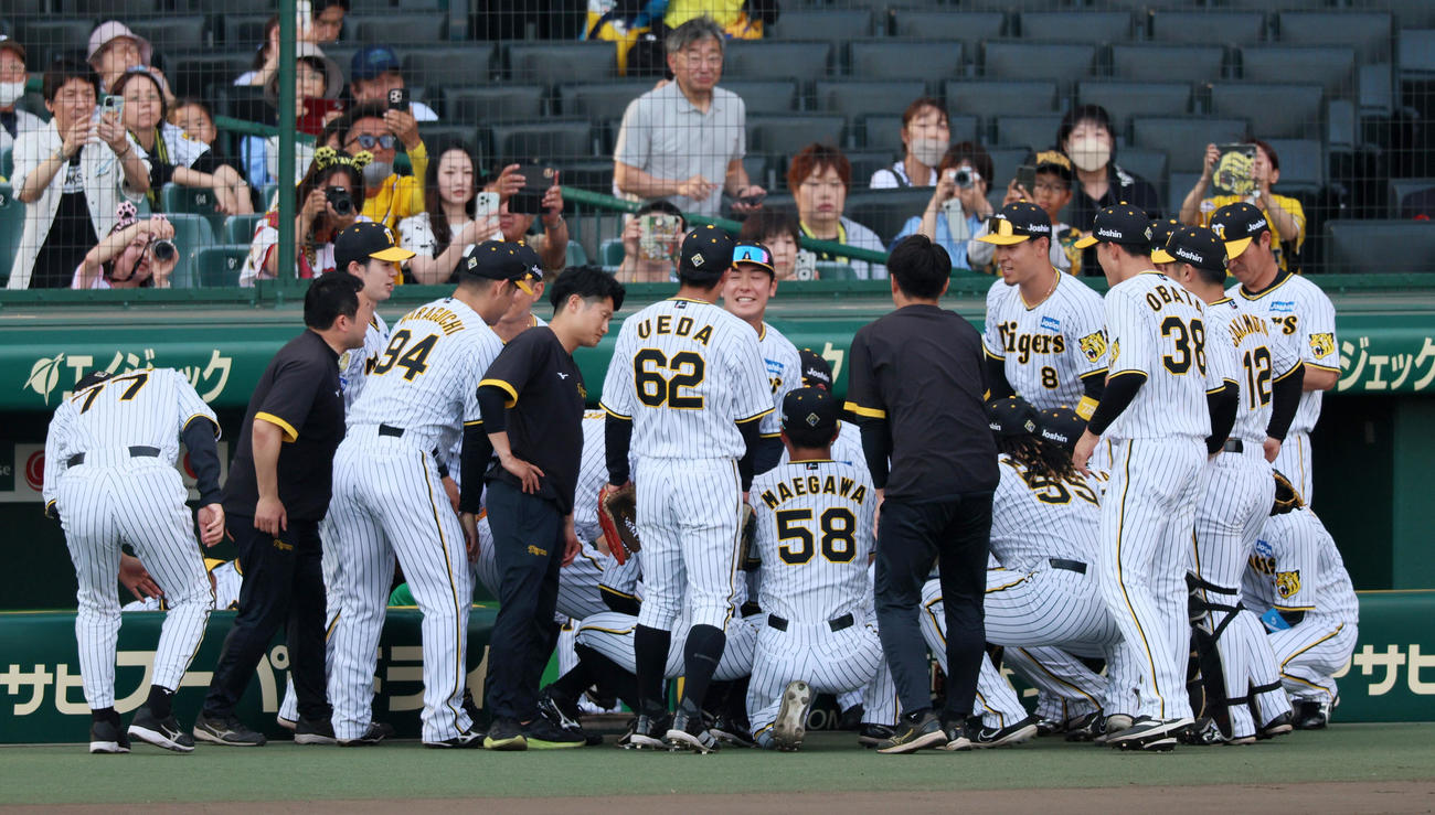 阪神対西武　試合前の円陣を組む阪神ナイン（撮影・加藤哉）