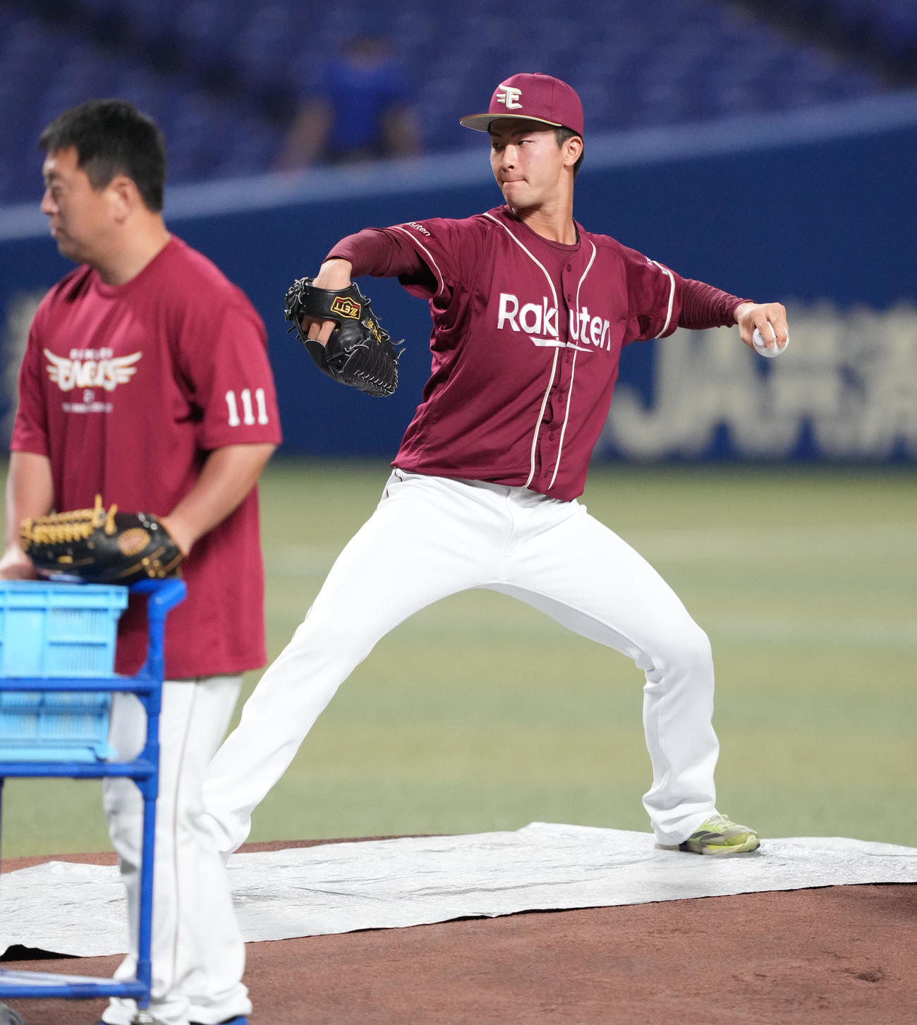 中日対楽天　マウンドの感触を確かめる古謝（撮影・森本幸一）