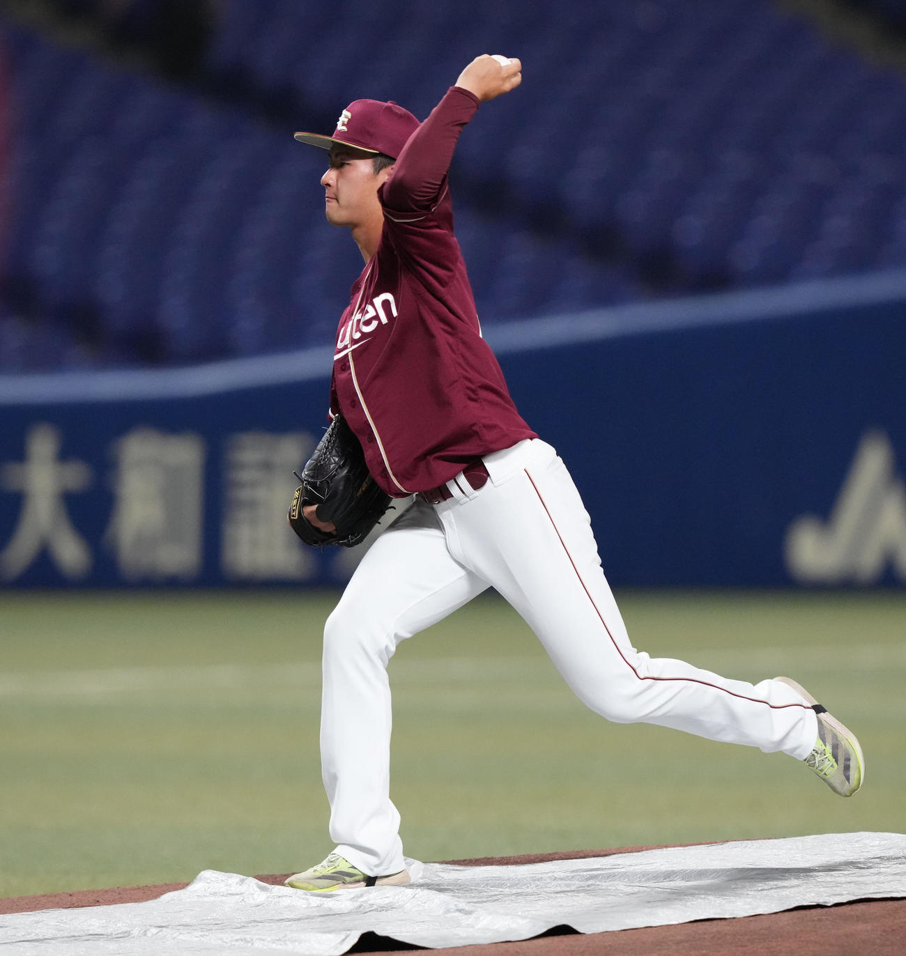 中日対楽天　マウンドの感触を確かめる古謝（撮影・森本幸一）