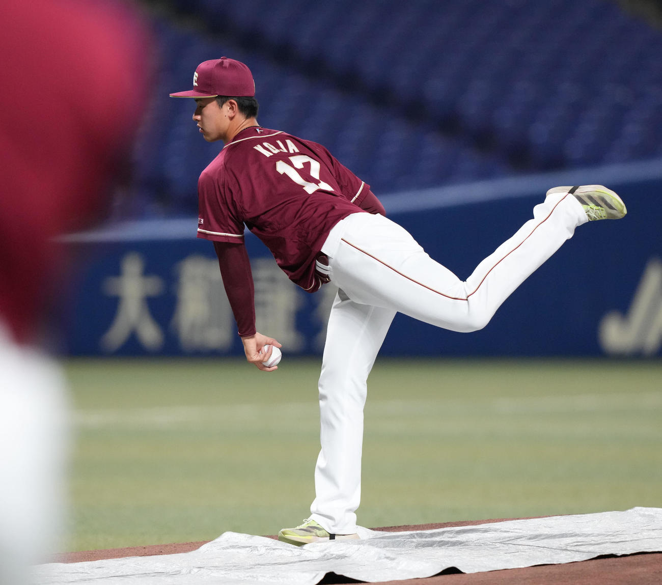 中日対楽天　マウンドの感触を確かめる古謝（撮影・森本幸一）
