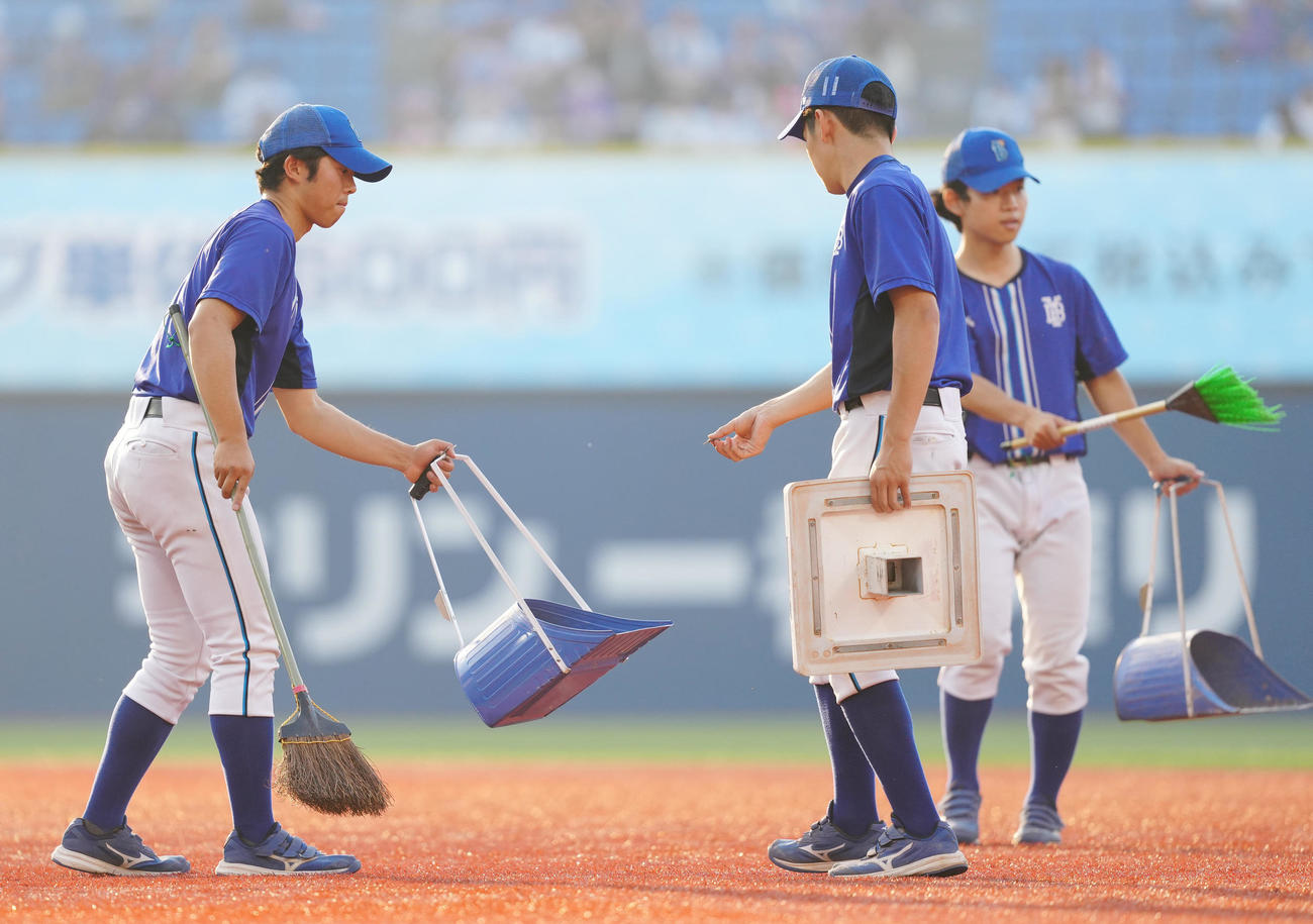 DeNA対ソフトバンク　スタジアム周辺での火事で飛んできた灰を片付けるスタッフ（撮影・江口和貴）