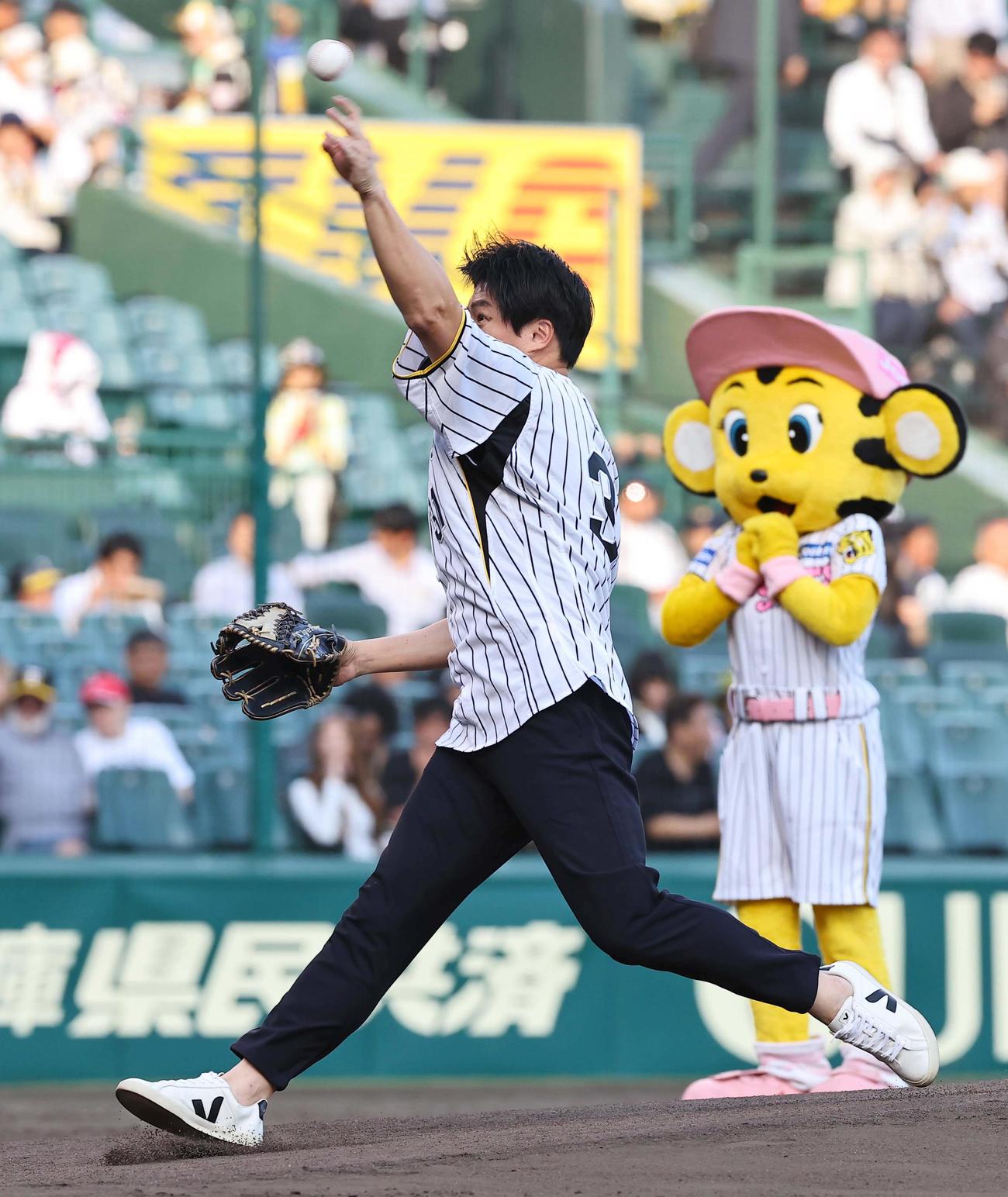 阪神対西武　ファーストピッチセレモニーで投球する阪神OBの林威助（撮影・上田博志）