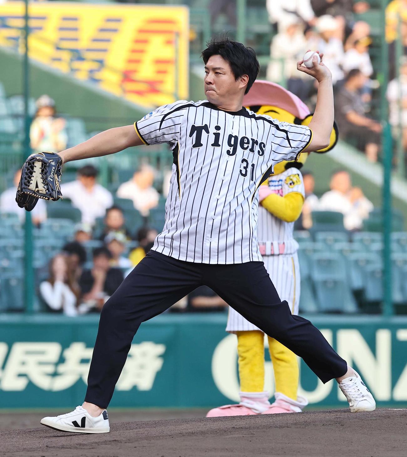 阪神対西武　ファーストピッチセレモニーで投球する阪神OBの林威助（撮影・上田博志）