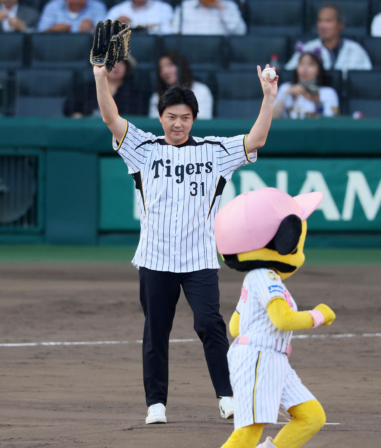 阪神対西武　ファーストピッチを行う林威助氏（撮影・加藤哉）