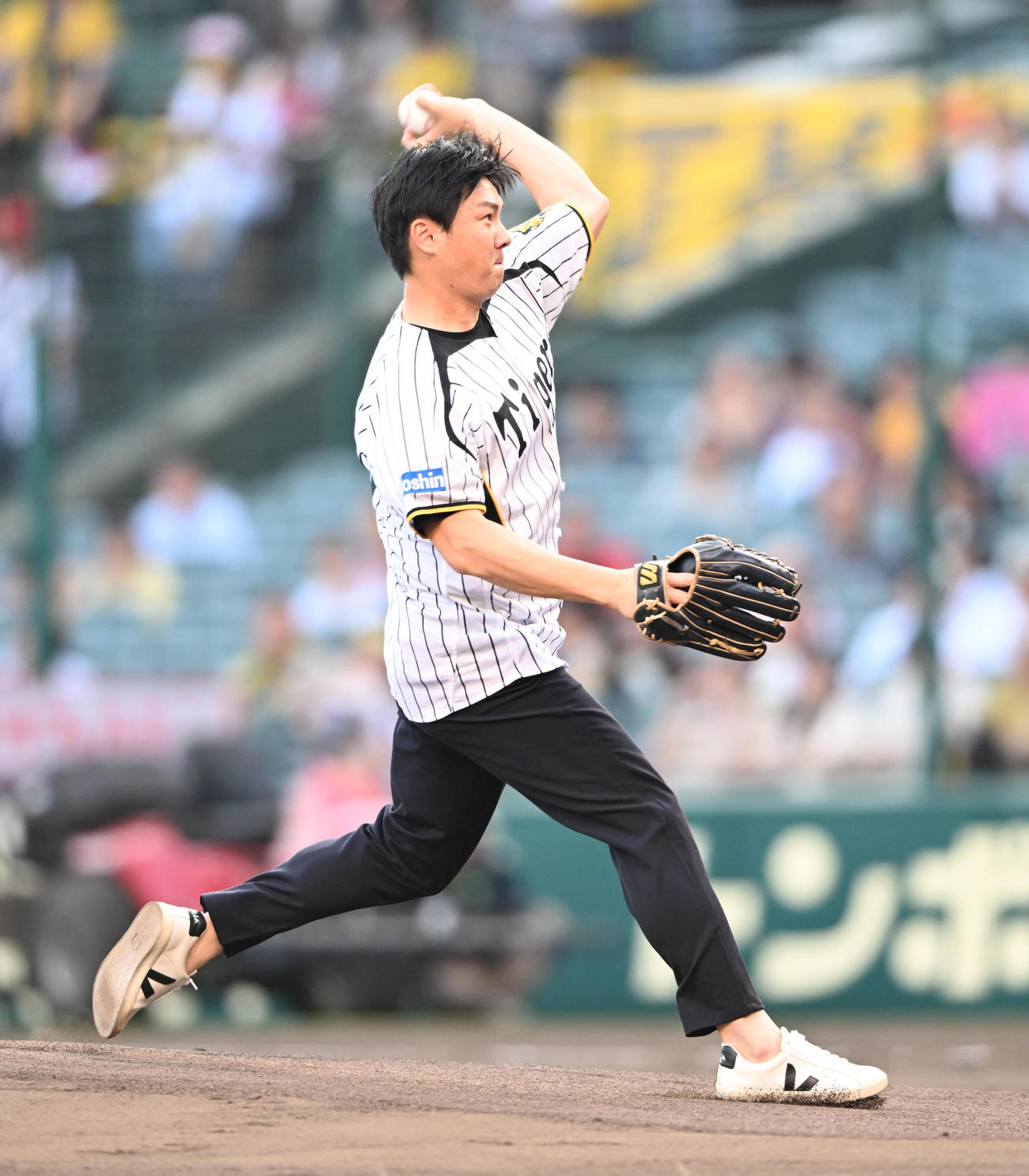 阪神対西武　ファーストピッチを行う林威助（撮影・和賀正仁）