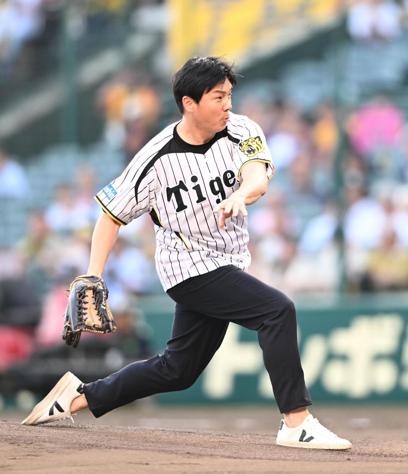 阪神対西武　ファーストピッチを行う林威助（撮影・和賀正仁）