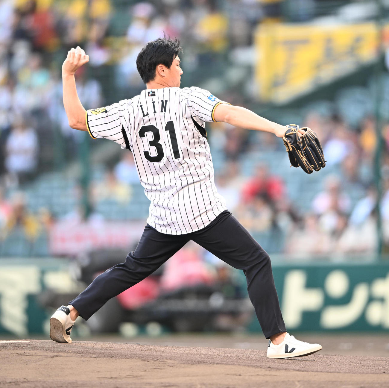 阪神対西武　ファーストピッチを行う林威助（撮影・和賀正仁）