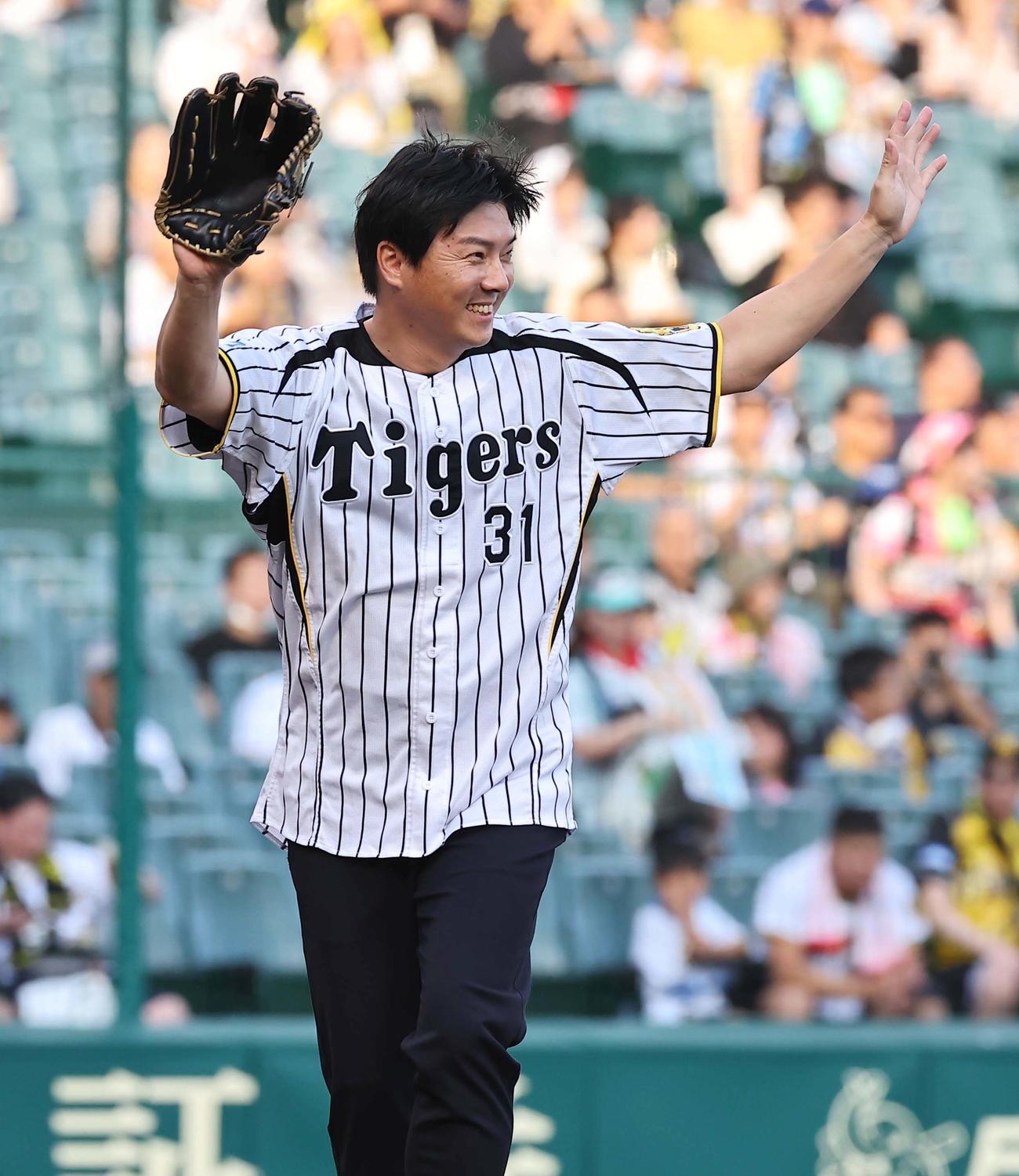 阪神対西武　ファーストピッチセレモニーで投球し笑顔を見せる阪神OBの林威助（撮影・上田博志）