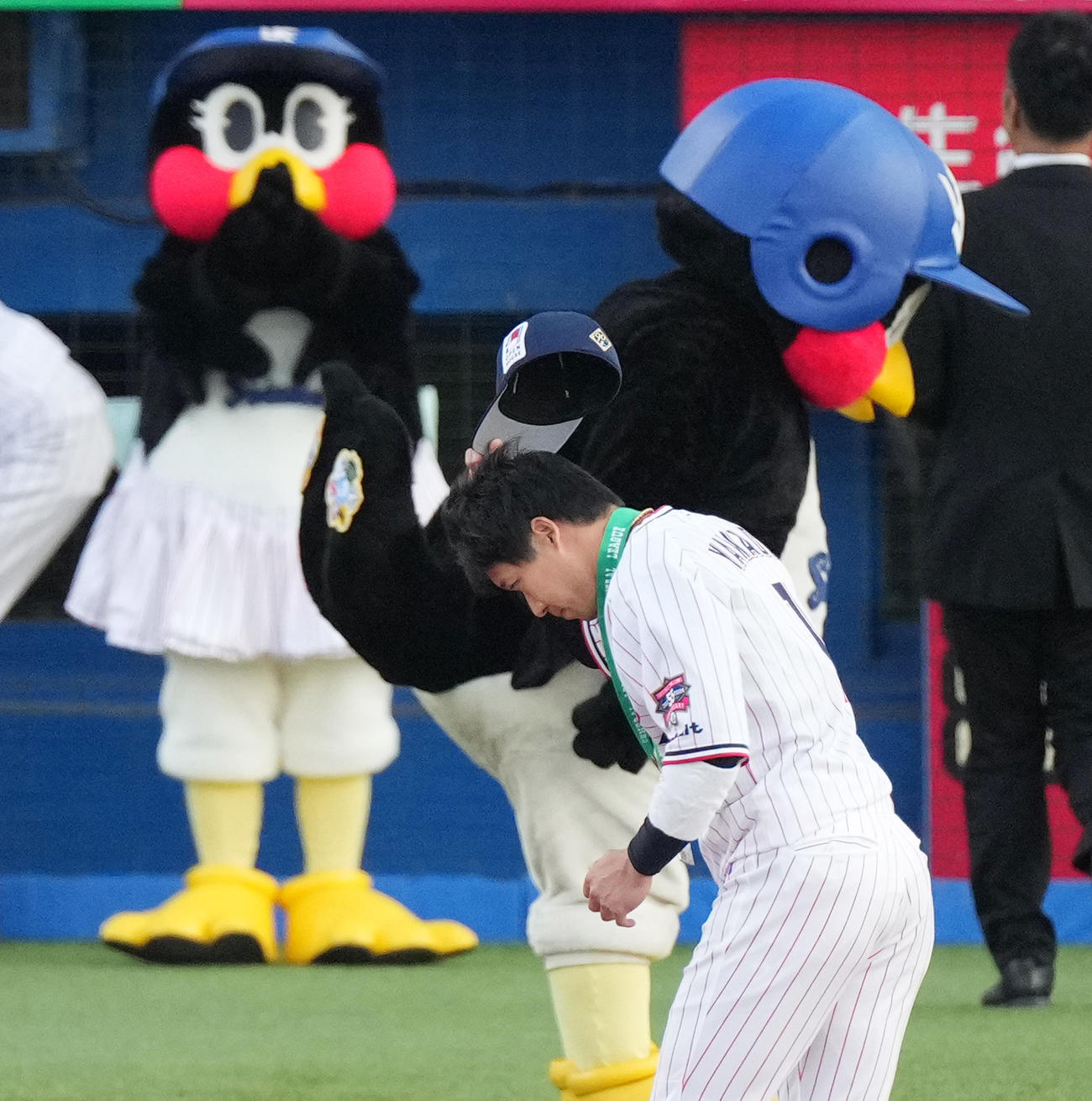 ヤクルト対日本ハム　試合前、1500安打の表彰を受けるヤクルト山田（撮影・菅敏）
