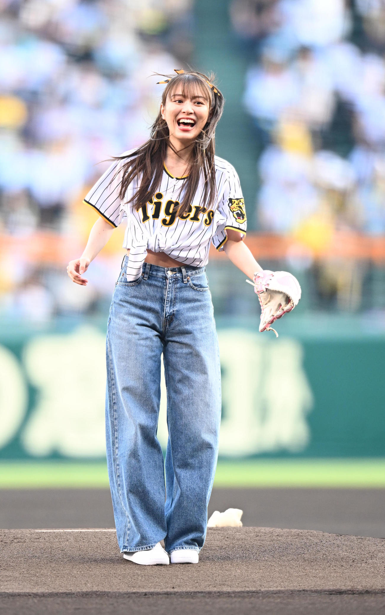 阪神対西武　始球式を行うタイガーエア台湾アンバサダーの内田理央さん（撮影・和賀正仁）