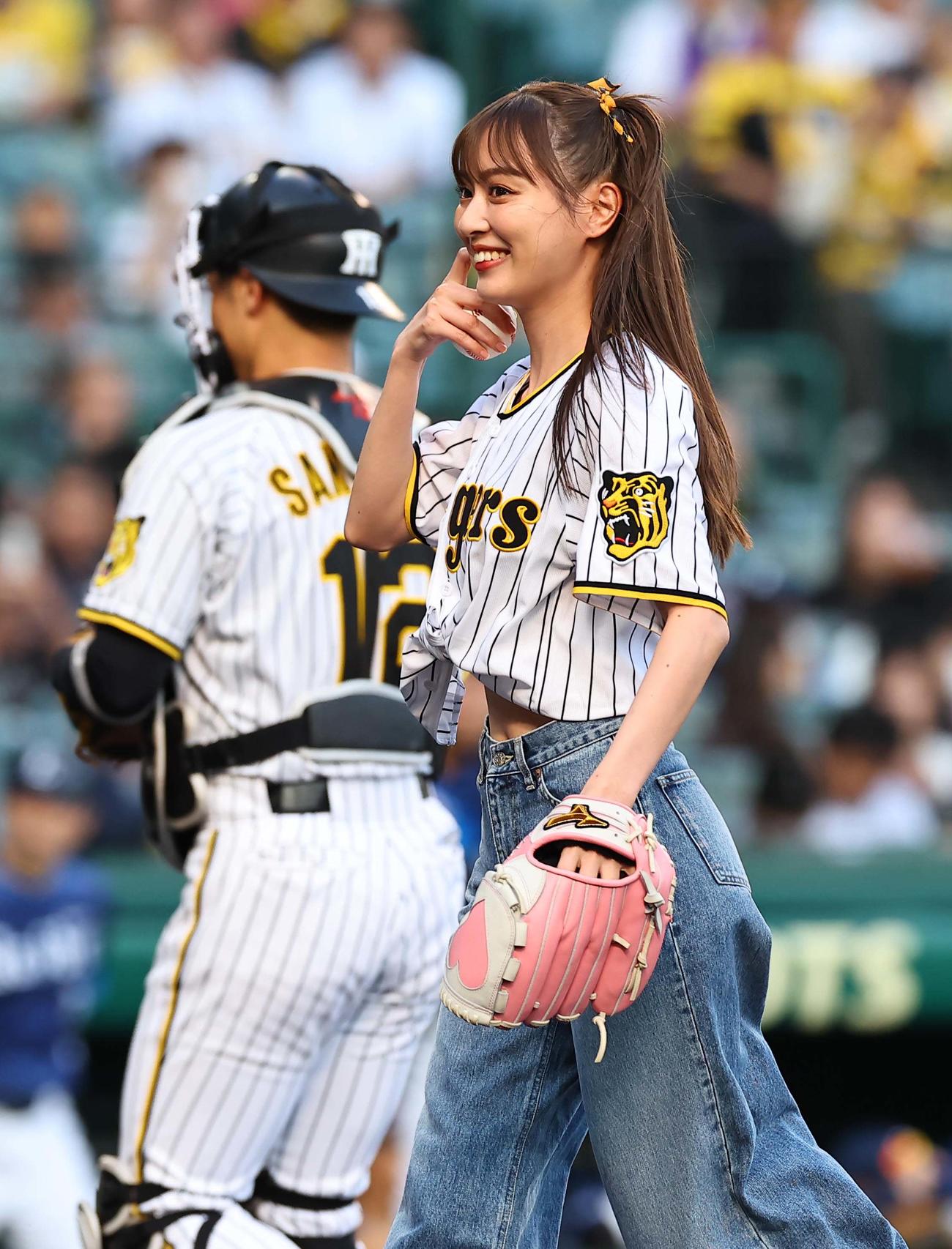 阪神対西武　始球式を務めた内田理央（撮影・上田博志）