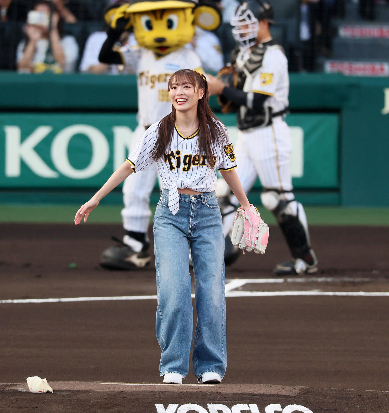 阪神対西武　始球式を行った内田理央（撮影・加藤哉）