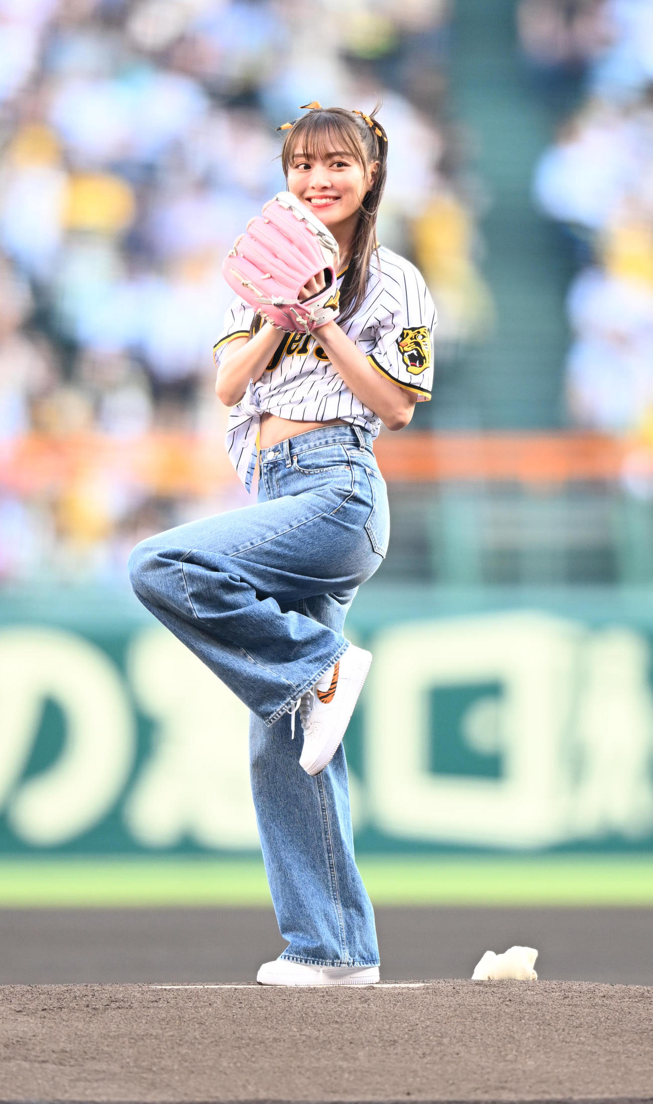 阪神対西武　始球式を行うタイガーエア台湾アンバサダーの内田理央さん（撮影・和賀正仁）