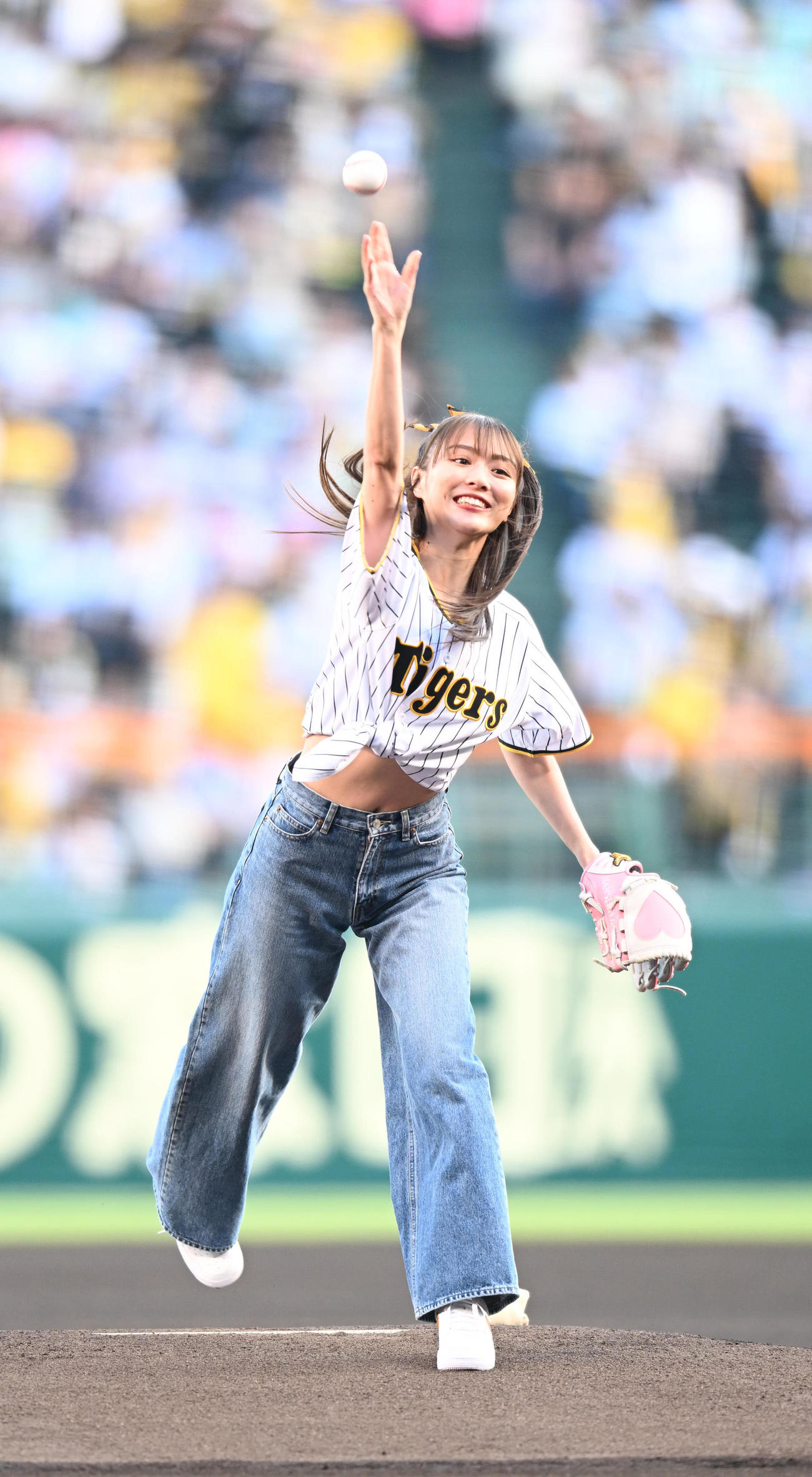 阪神対西武　始球式を行うタイガーエア台湾アンバサダーの内田理央さん（撮影・和賀正仁）