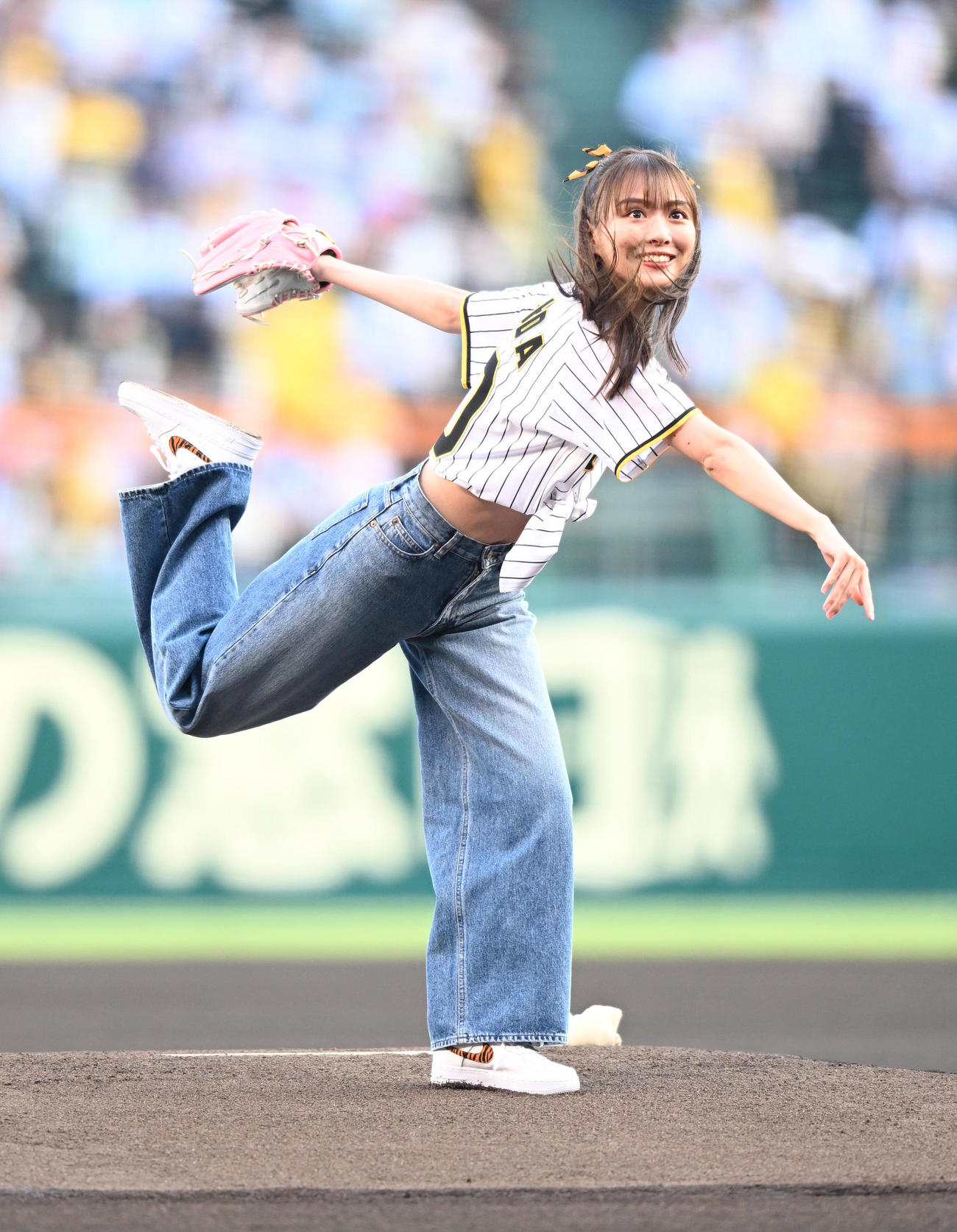 阪神対西武　始球式を行うタイガーエア台湾アンバサダーの内田理央さん（撮影・和賀正仁）