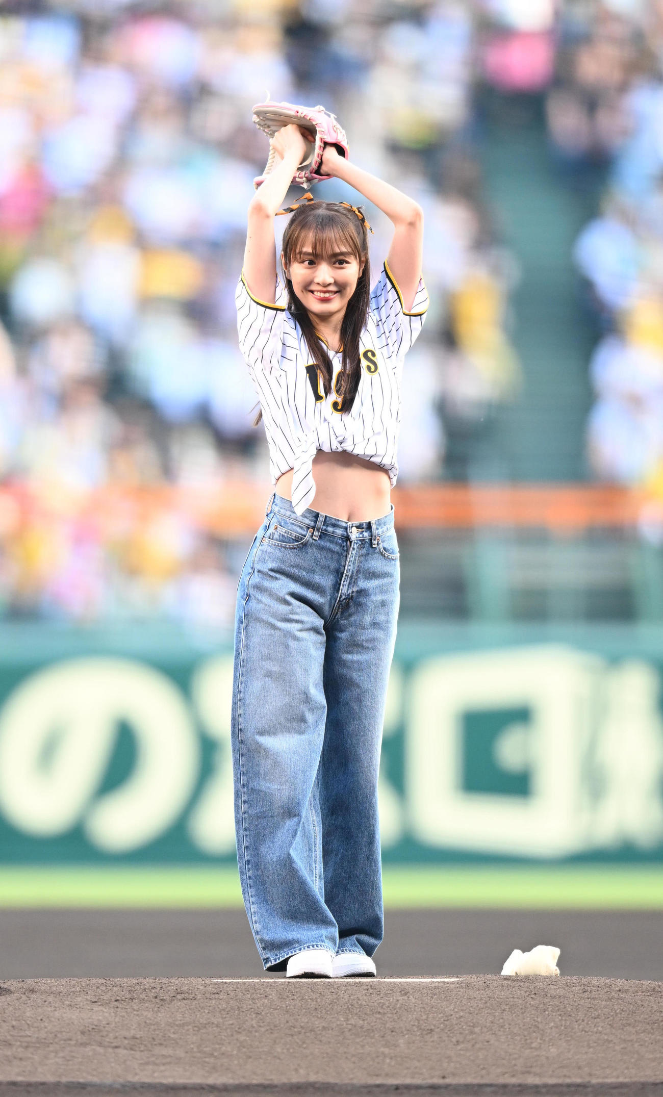 阪神対西武　始球式を行うタイガーエア台湾アンバサダーの内田理央さん（撮影・和賀正仁）