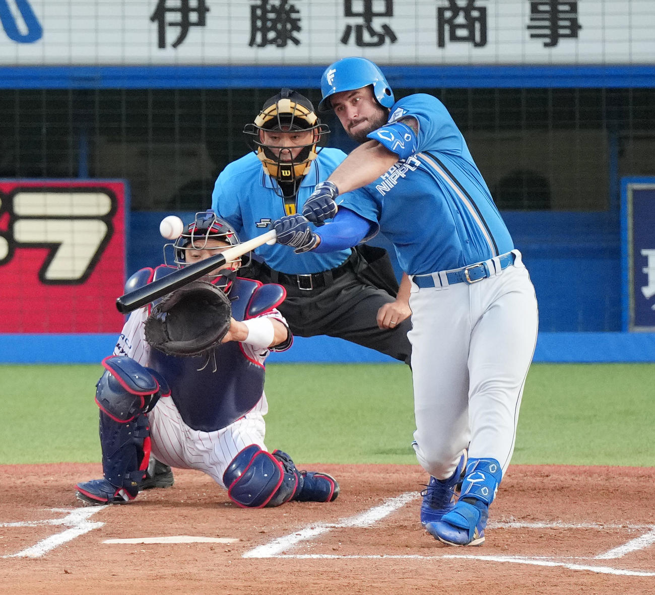 ヤクルト対日本ハム　1回表日本ハム2死、左越えにソロ本塁打を放つマルティネス（撮影・菅敏）