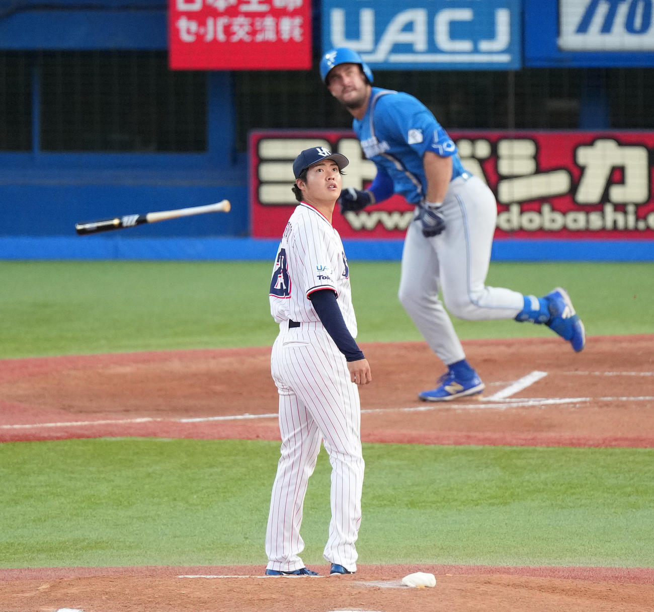 ヤクルト対日本ハム　1回表日本ハム2死、マルティネス（後方）にソロ本塁打を打たれ、肩を落とす松本健（撮影・菅敏）