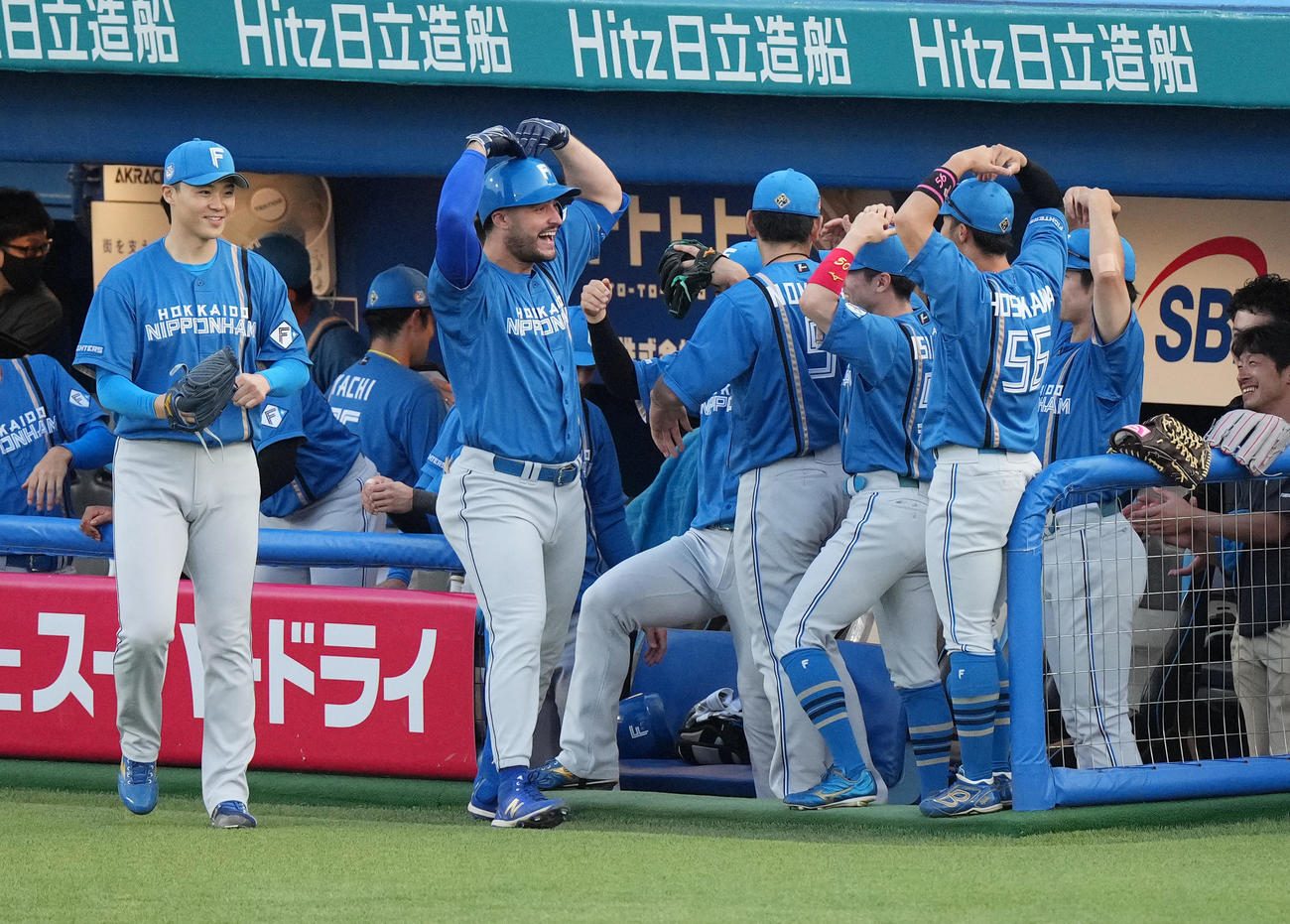 ヤクルト対日本ハム　1回表日本ハム2死、左越えにソロ本塁打を放ち、ポーズをとるマルティネス（左から2人目）（撮影・菅敏）