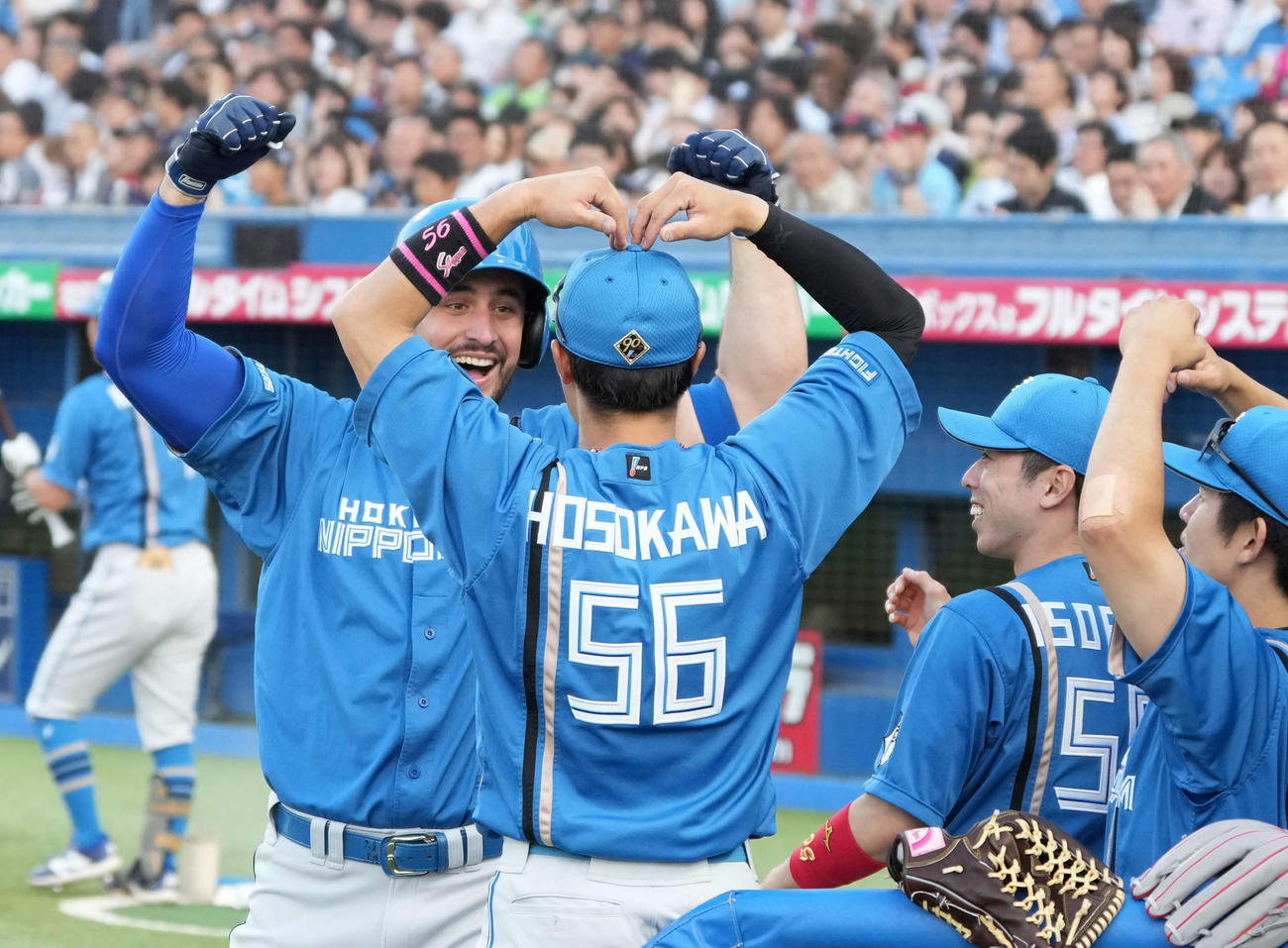 ヤクルト対日本ハム　1回表日本ハム2死、マルティネス（左）は左越えに2者連続本塁打を放ちベンチのナインの祝福を受ける（撮影・小沢裕）
