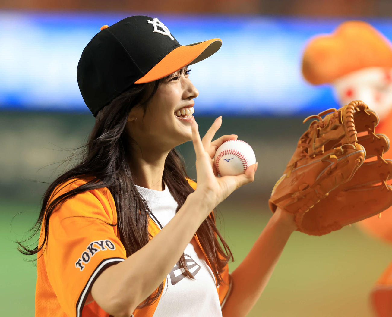 巨人対オリックス　ファーストピッチに登場した日向坂46の佐々木久美は、笑顔で手を振る（撮影・浅見桂子）