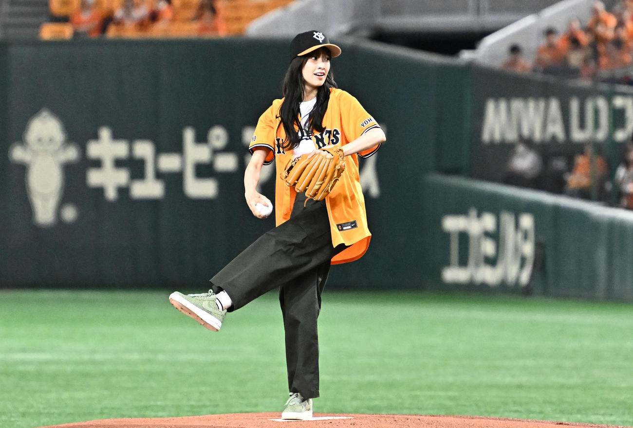巨人対オリックス　始球式で投球する日向坂46の佐々木久美（撮影・滝沢徹郎）