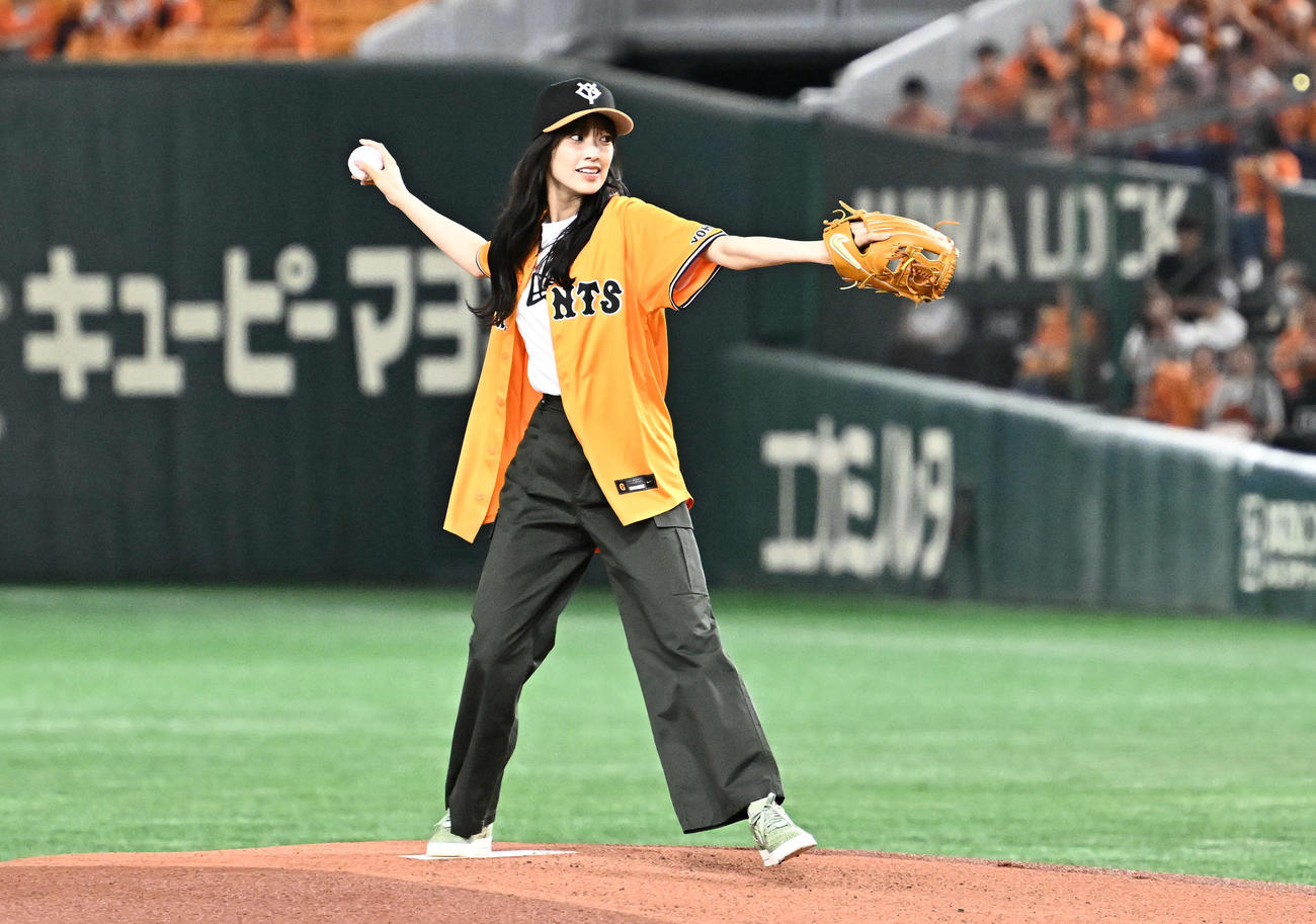 巨人対オリックス　始球式で投球する日向坂46の佐々木久美（撮影・滝沢徹郎）