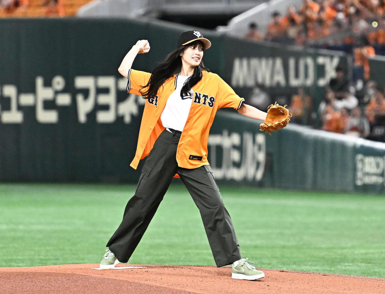 巨人対オリックス　始球式で投球する日向坂46の佐々木久美（撮影・滝沢徹郎）