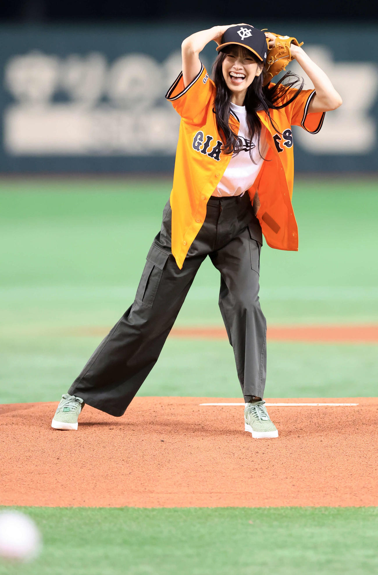 巨人対オリックス　ファーストピッチに登場した日向坂46の佐々木久美は、投げ終えた後、苦笑して頭を抱える（撮影・浅見桂子）