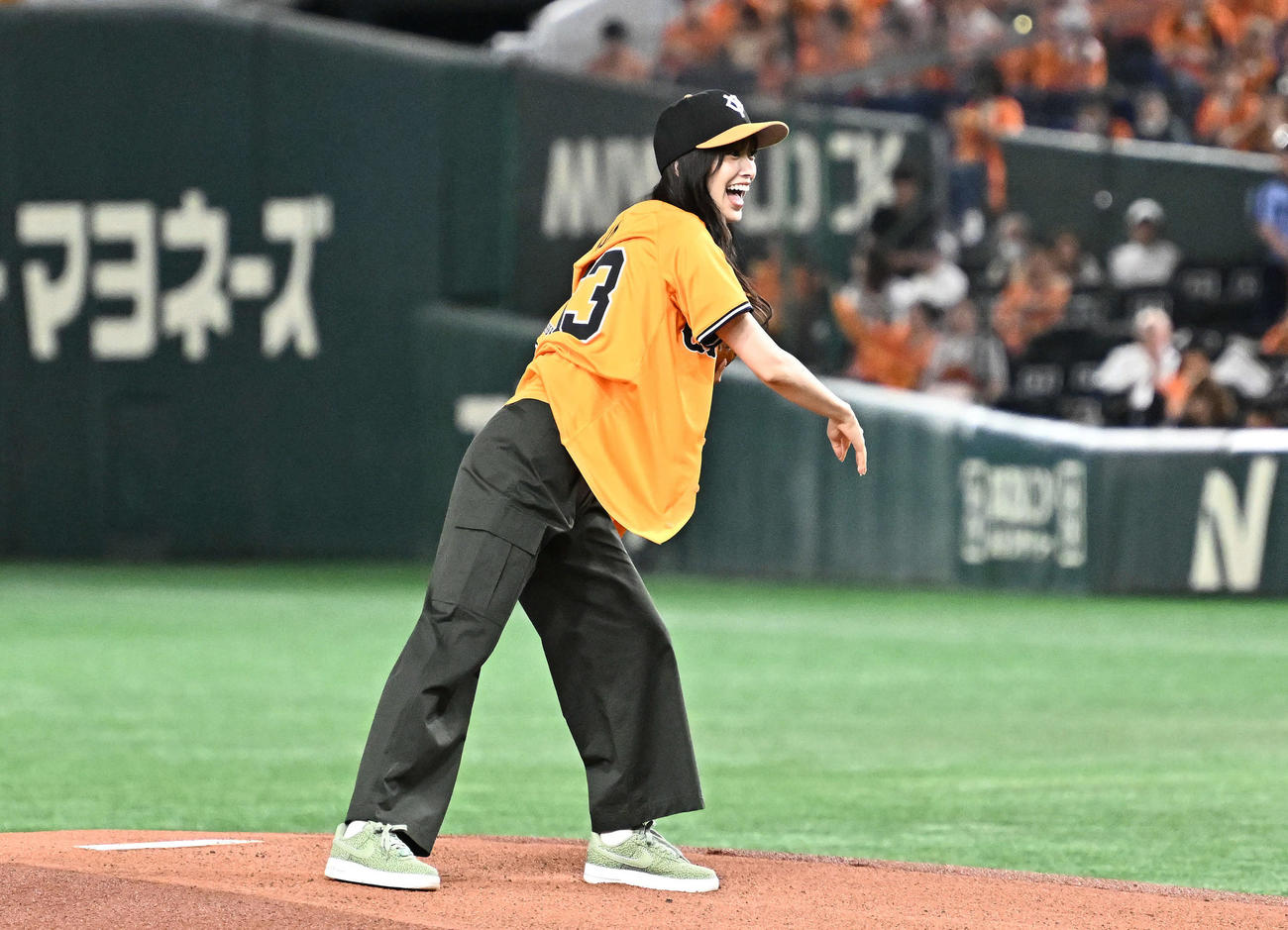 巨人対オリックス　始球式で投球する日向坂46の佐々木久美（撮影・滝沢徹郎）