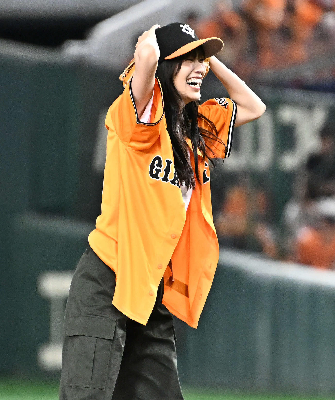 巨人対オリックス　始球式で投球し笑顔を見せる日向坂46の佐々木久美（撮影・滝沢徹郎）