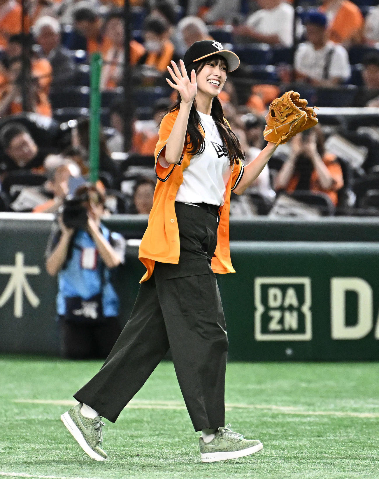 巨人対オリックス　始球式を終え引き揚げる日向坂46の佐々木久美（撮影・滝沢徹郎）