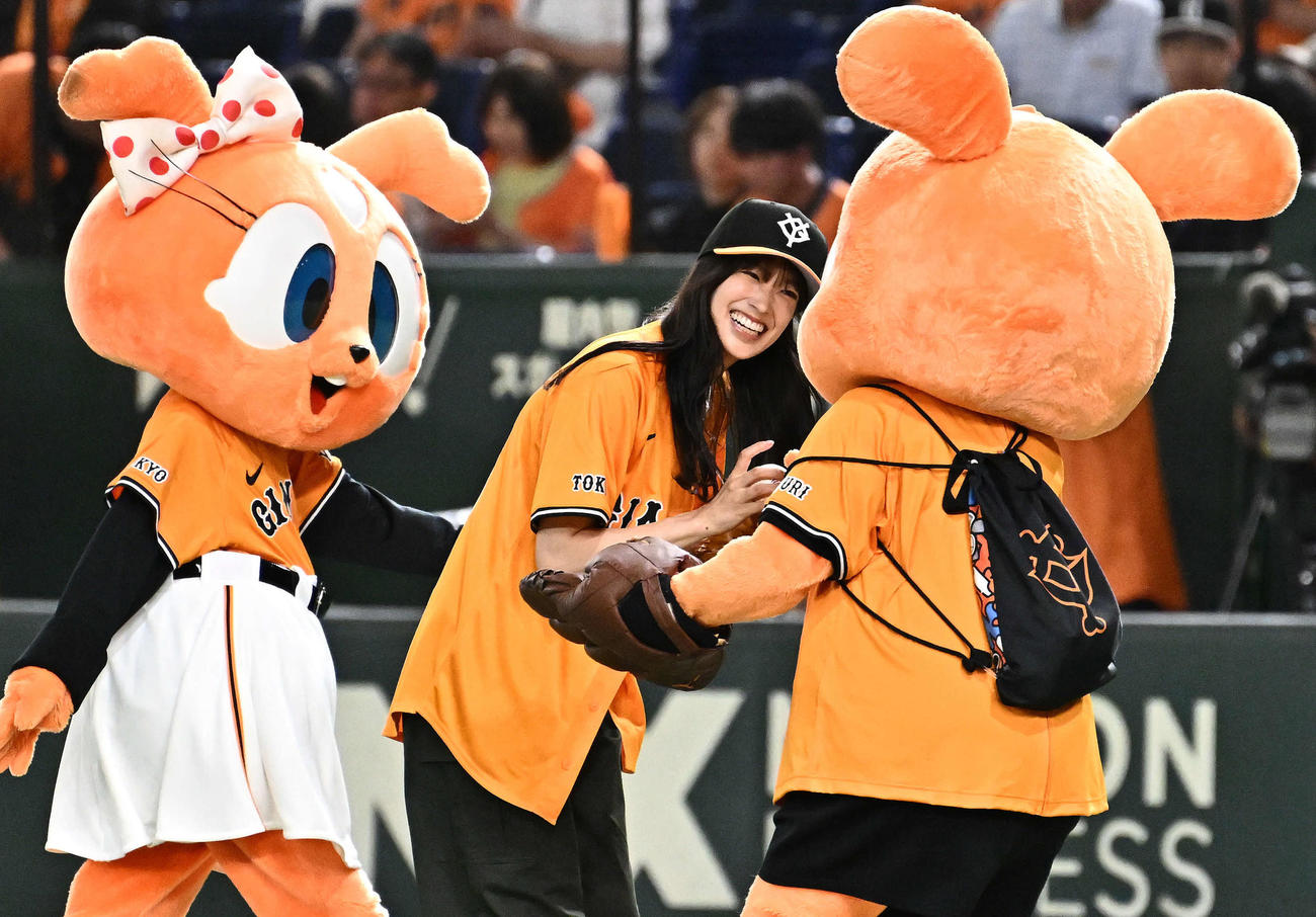 巨人対オリックス　始球式を終え引き揚げる日向坂46の佐々木久美（撮影・滝沢徹郎）