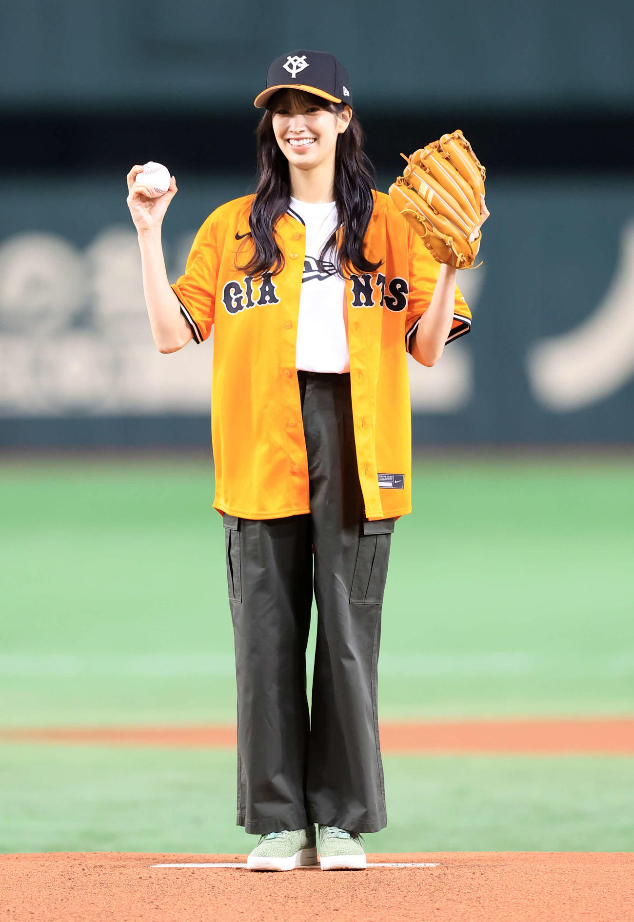巨人対オリックス　ファーストピッチに登場した日向坂46の佐々木久美（撮影・浅見桂子）