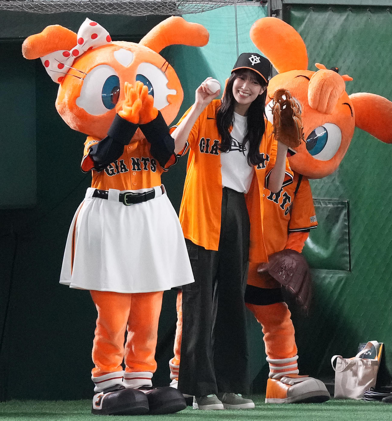 巨人対オリックス　始球式に臨む日向坂46の佐々木久美（撮影・鈴木みどり）