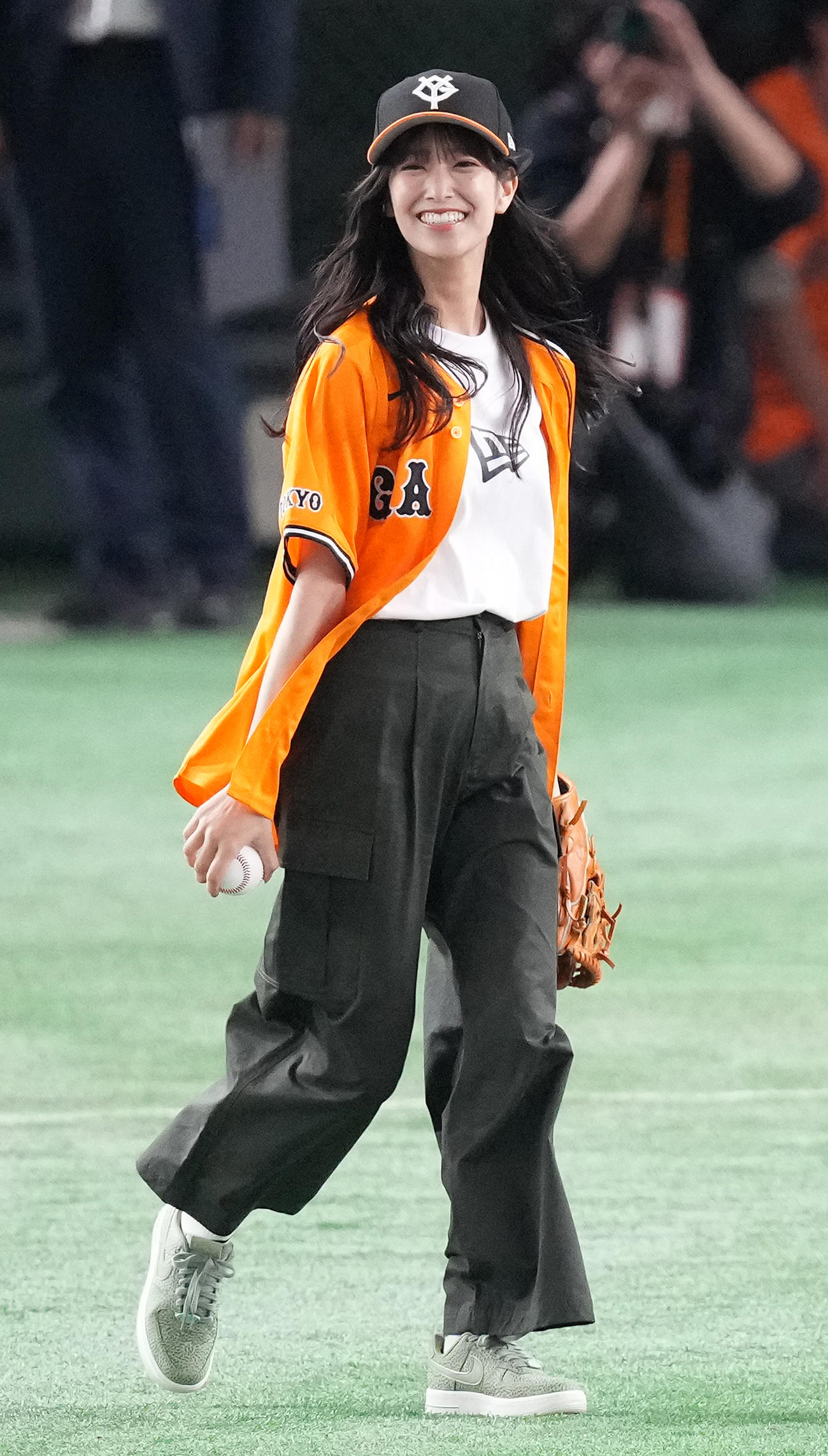巨人対オリックス　始球式に臨む日向坂46の佐々木久美（撮影・鈴木みどり）