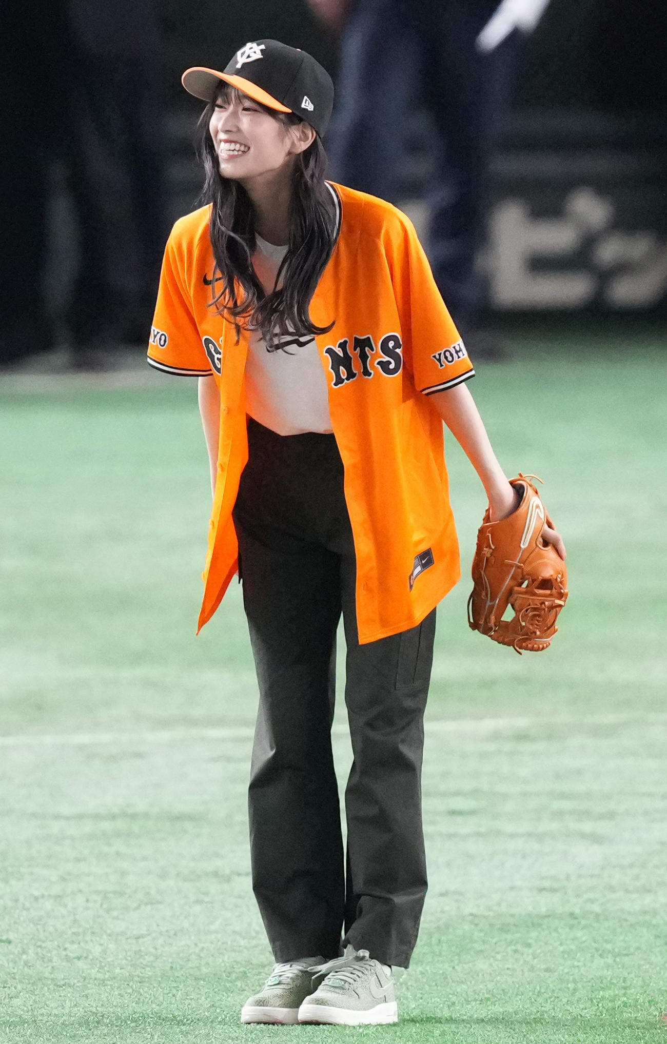 巨人対オリックス　始球式を終え笑顔の日向坂46の佐々木久美（撮影・鈴木みどり）