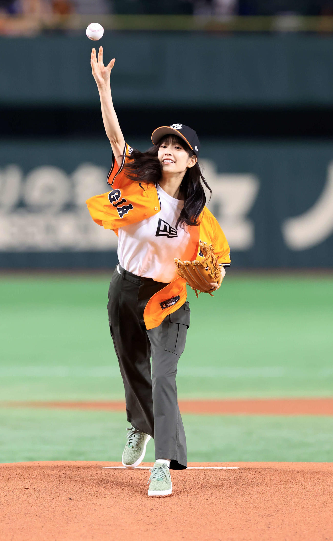 巨人対オリックス　ファーストピッチに登場した日向坂46の佐々木久美（撮影・浅見桂子）