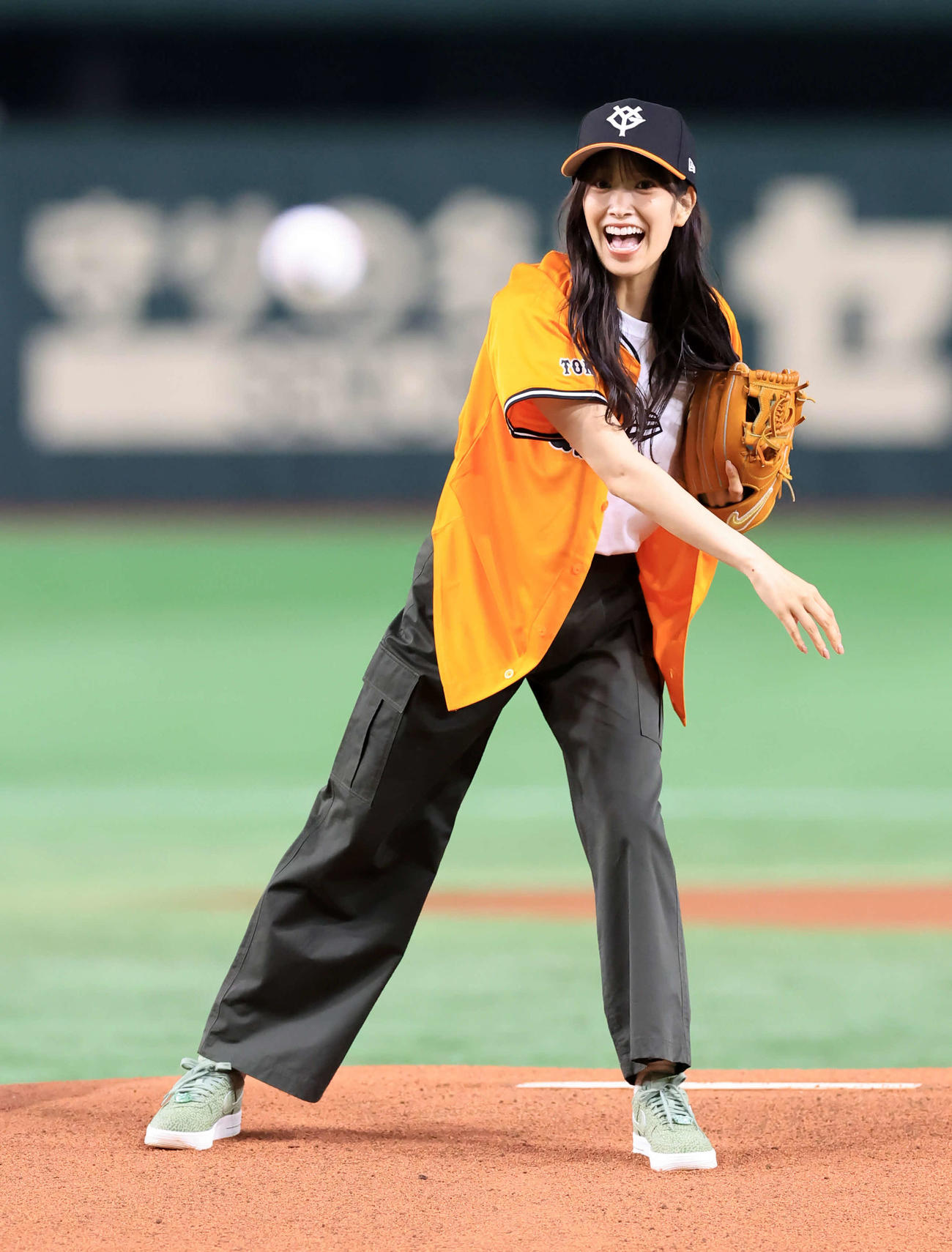 巨人対オリックス　ファーストピッチに登場した日向坂46の佐々木久美（撮影・浅見桂子）