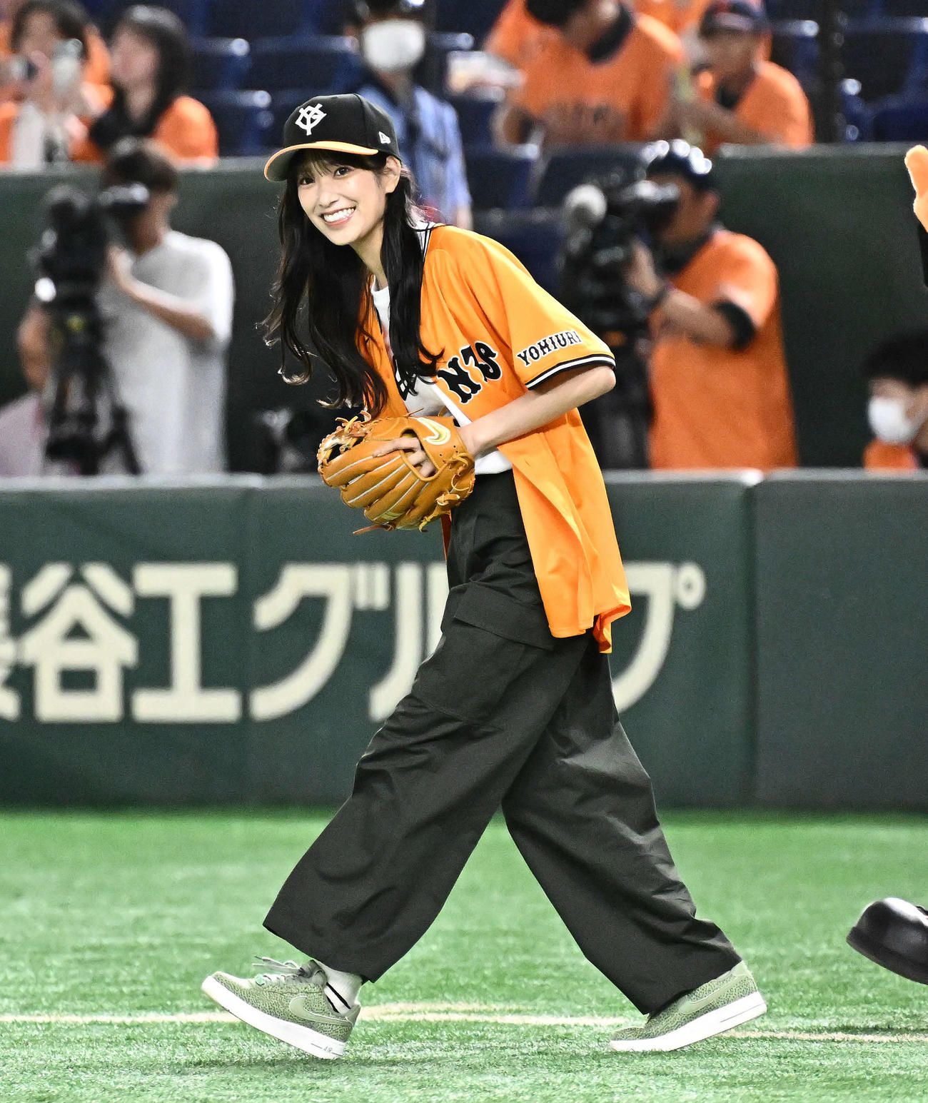 巨人対オリックス　始球式に臨む日向坂46の佐々木久美（撮影・滝沢徹郎）