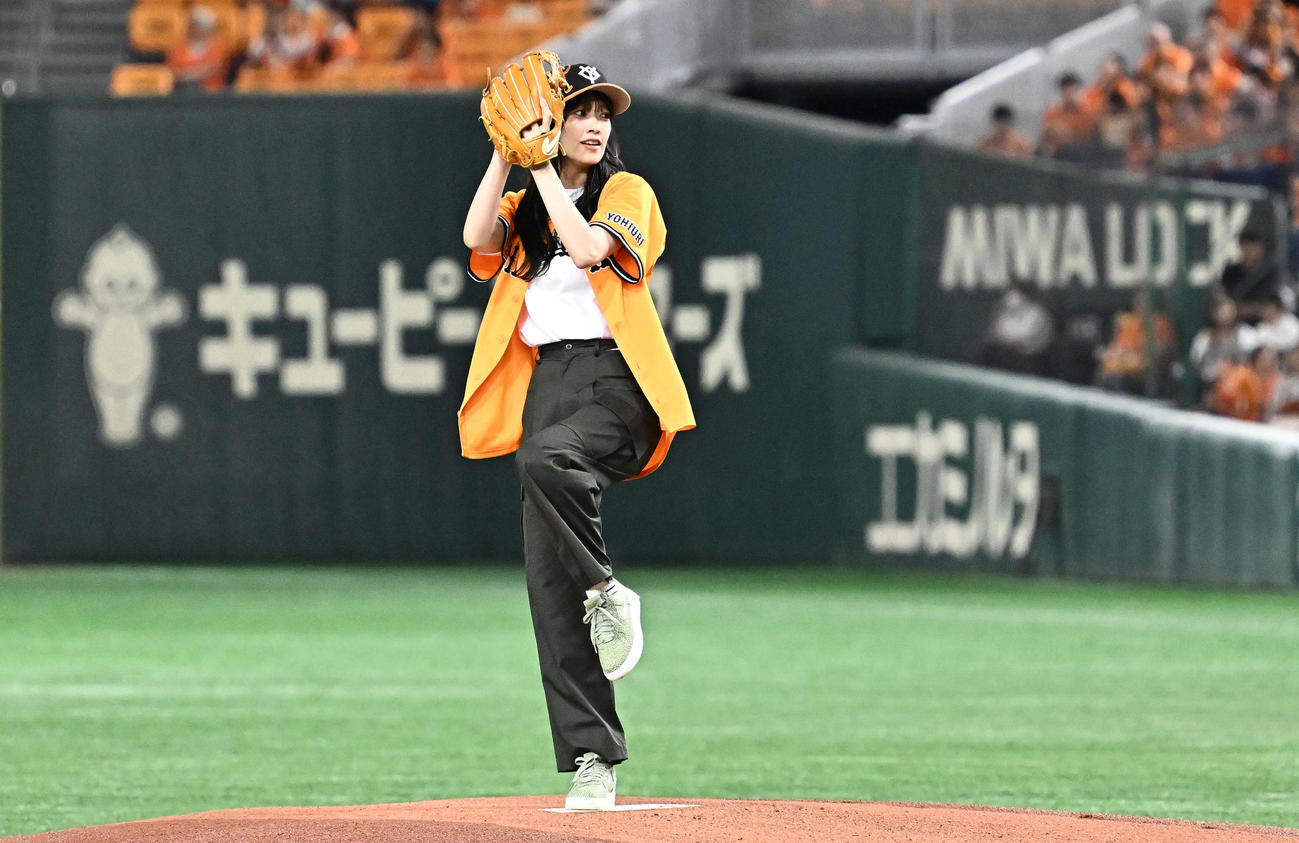 巨人対オリックス　始球式で投球する日向坂46の佐々木久美（撮影・滝沢徹郎）