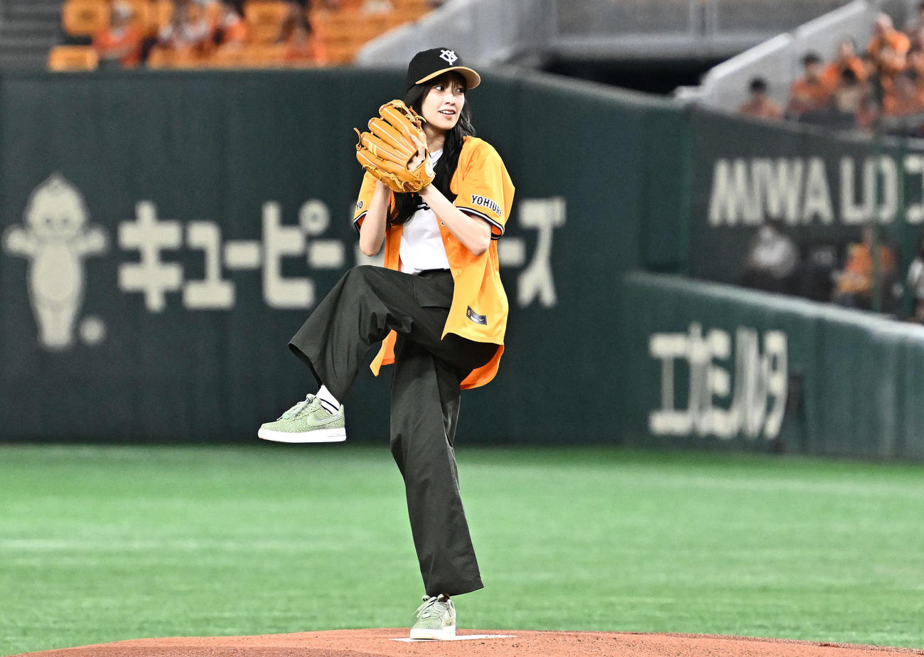 巨人対オリックス　始球式で投球する日向坂46の佐々木久美（撮影・滝沢徹郎）