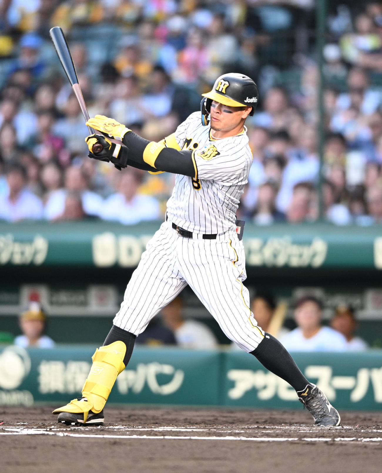阪神対西武　2回裏阪神無死、中前打を放つ佐藤輝（撮影・和賀正仁）